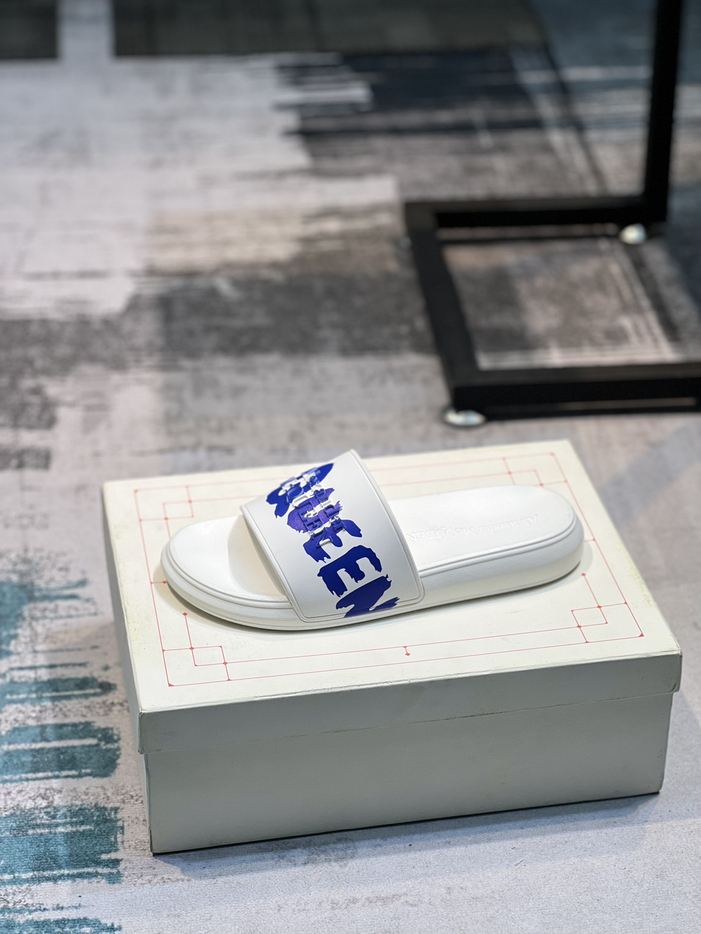 H0   麦昆 Alexander McQueen ~ 情侣款👫 最火爆的品牌logo，标准性凉鞋拖鞋，众多网红同款，软踏踏的原版鞋底，鞋面为PVC品牌标志性logo，非常时尚沙滩拖鞋，这个夏天不能错过时尚单品。