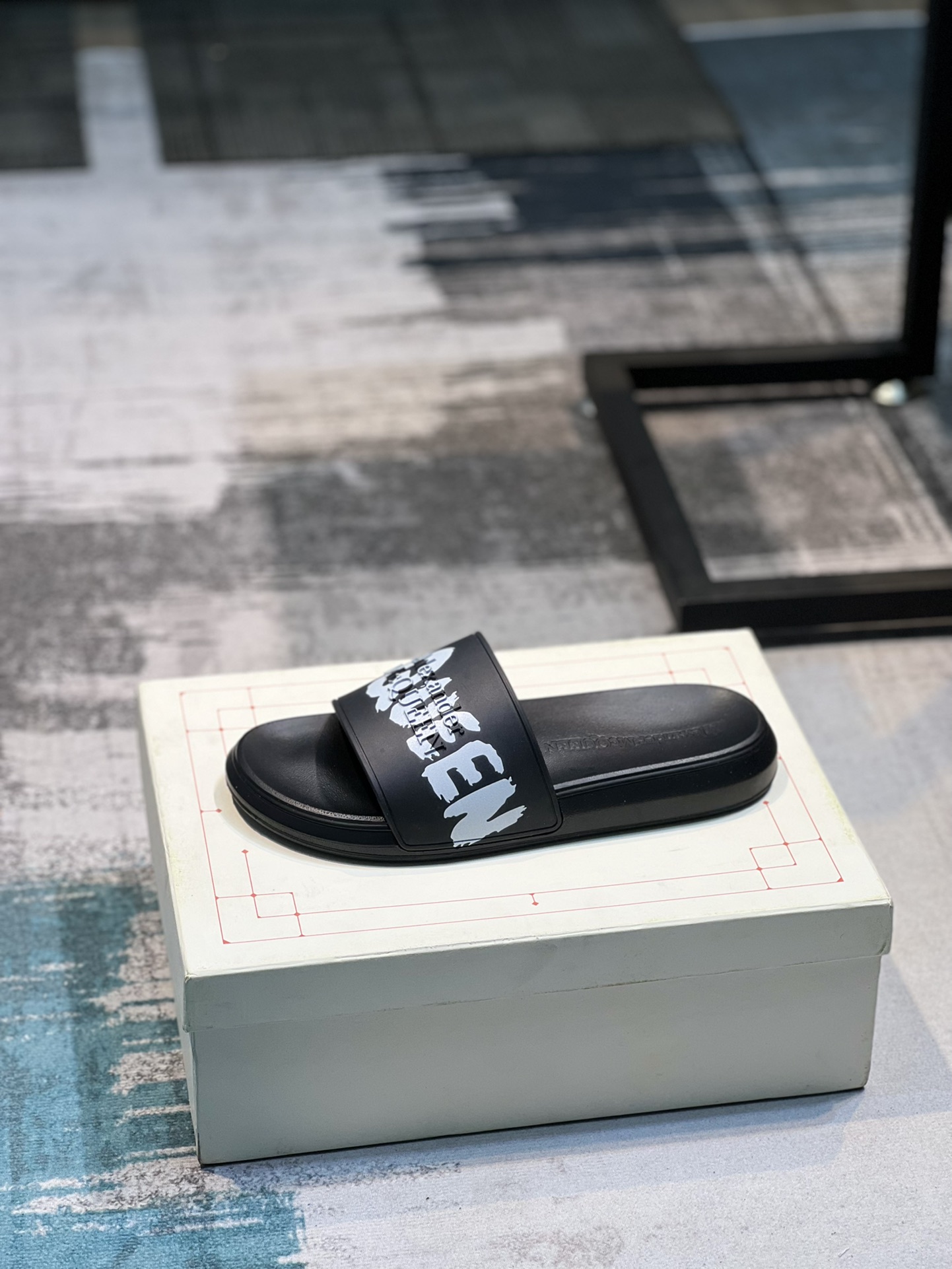 H0   麦昆 Alexander McQueen ~ 情侣款👫 最火爆的品牌logo，标准性凉鞋拖鞋，众多网红同款，软踏踏的原版鞋底，鞋面为PVC品牌标志性logo，非常时尚沙滩拖鞋，这个夏天不能错过时尚单品。