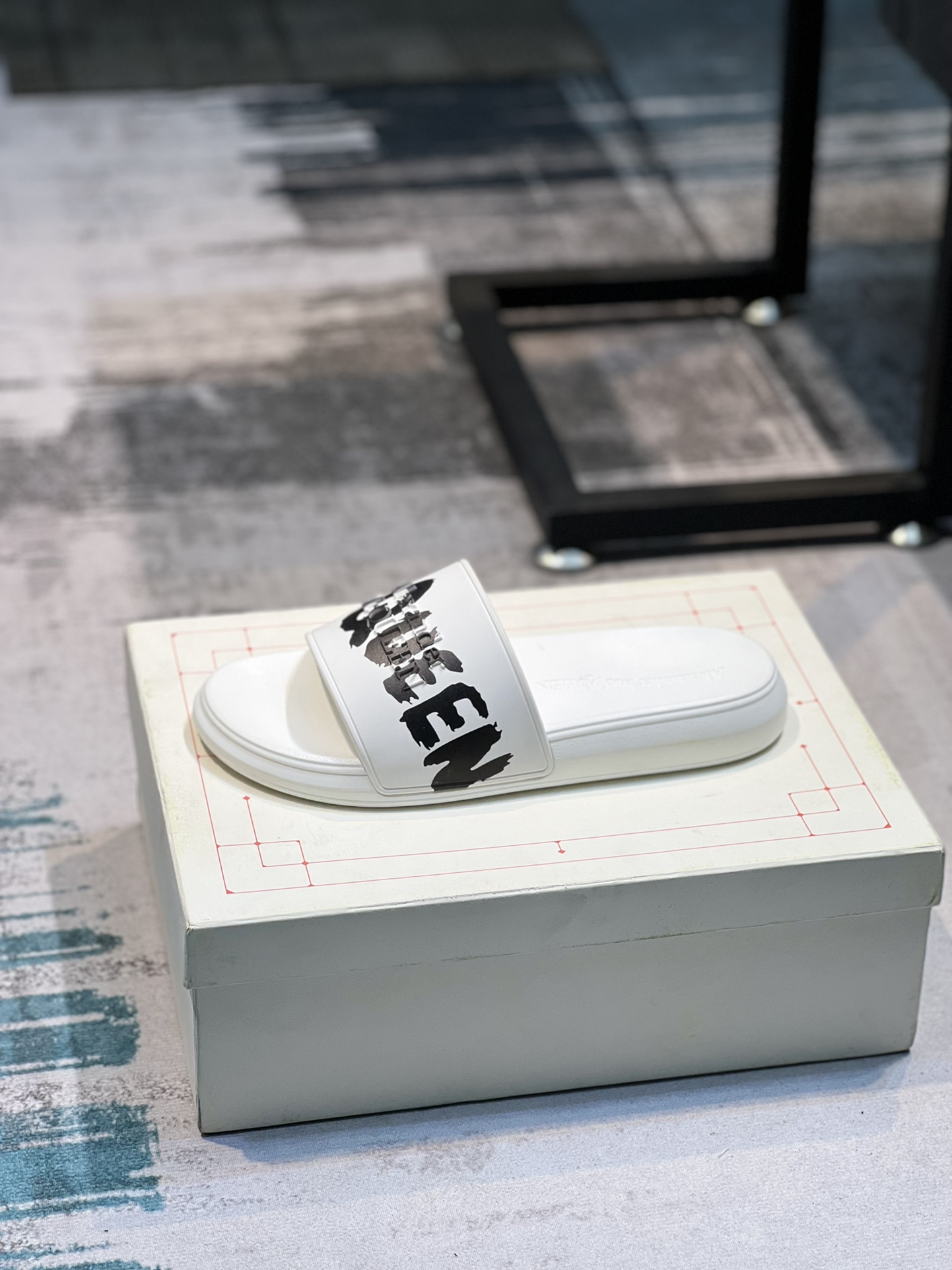 H0   麦昆 Alexander McQueen ~ 情侣款👫 最火爆的品牌logo，标准性凉鞋拖鞋，众多网红同款，软踏踏的原版鞋底，鞋面为PVC品牌标志性logo，非常时尚沙滩拖鞋，这个夏天不能错过时尚单品。