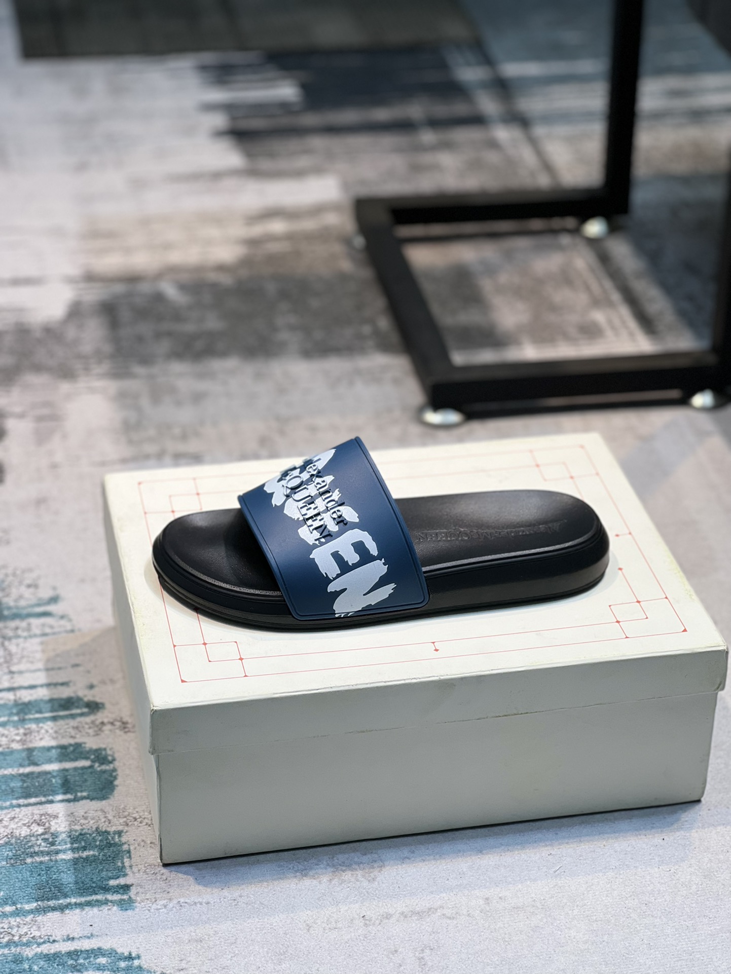 H0   麦昆 Alexander McQueen ~ 情侣款👫 最火爆的品牌logo，标准性凉鞋拖鞋，众多网红同款，软踏踏的原版鞋底，鞋面为PVC品牌标志性logo，非常时尚沙滩拖鞋，这个夏天不能错过时尚单品。