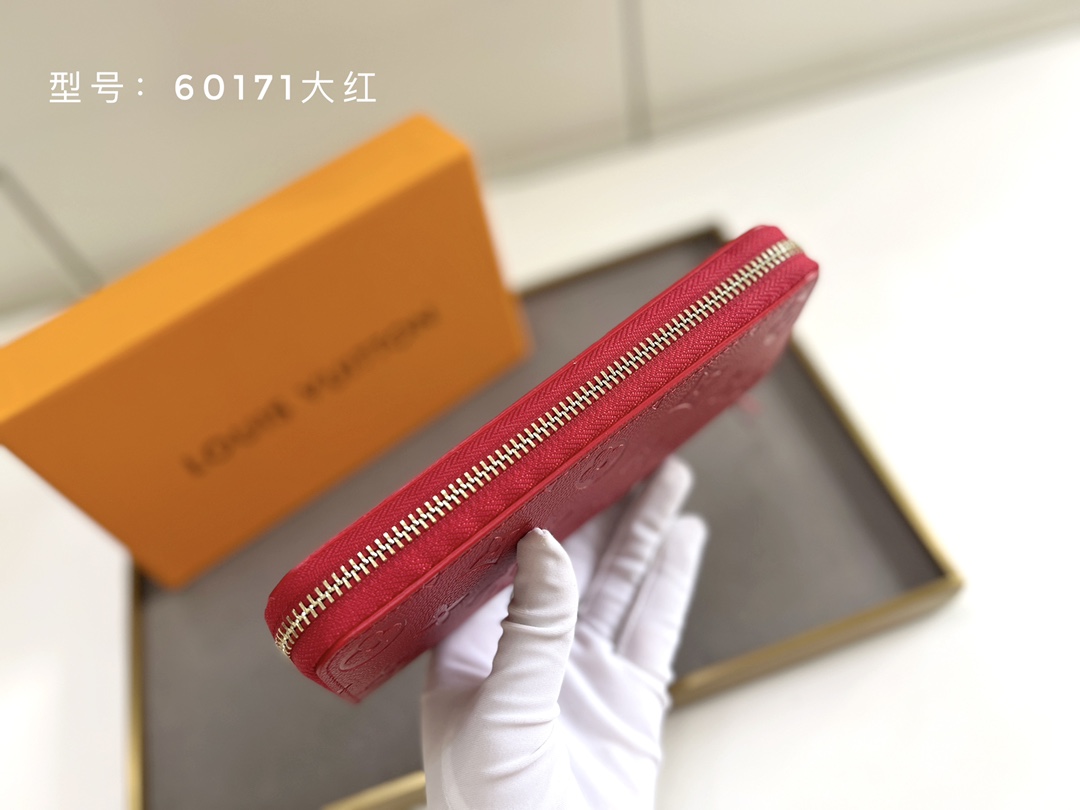 
顶级原版💎钱夹  Clemence 钱夹采用奢华的 Monogram Empreinte 压纹皮革制作