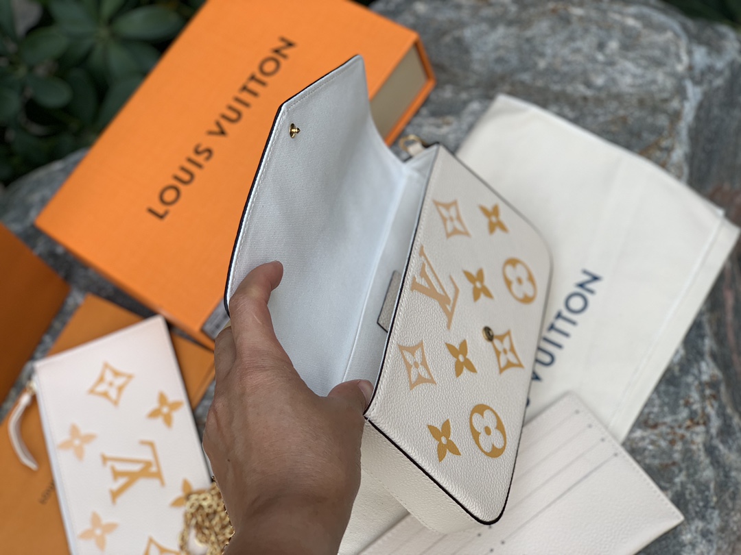 🌼 m80498米色尺寸21 x 12 x 3 CM原厂渠道，纯正血统！手机自然光拍摄，进口压纹软粒面牛