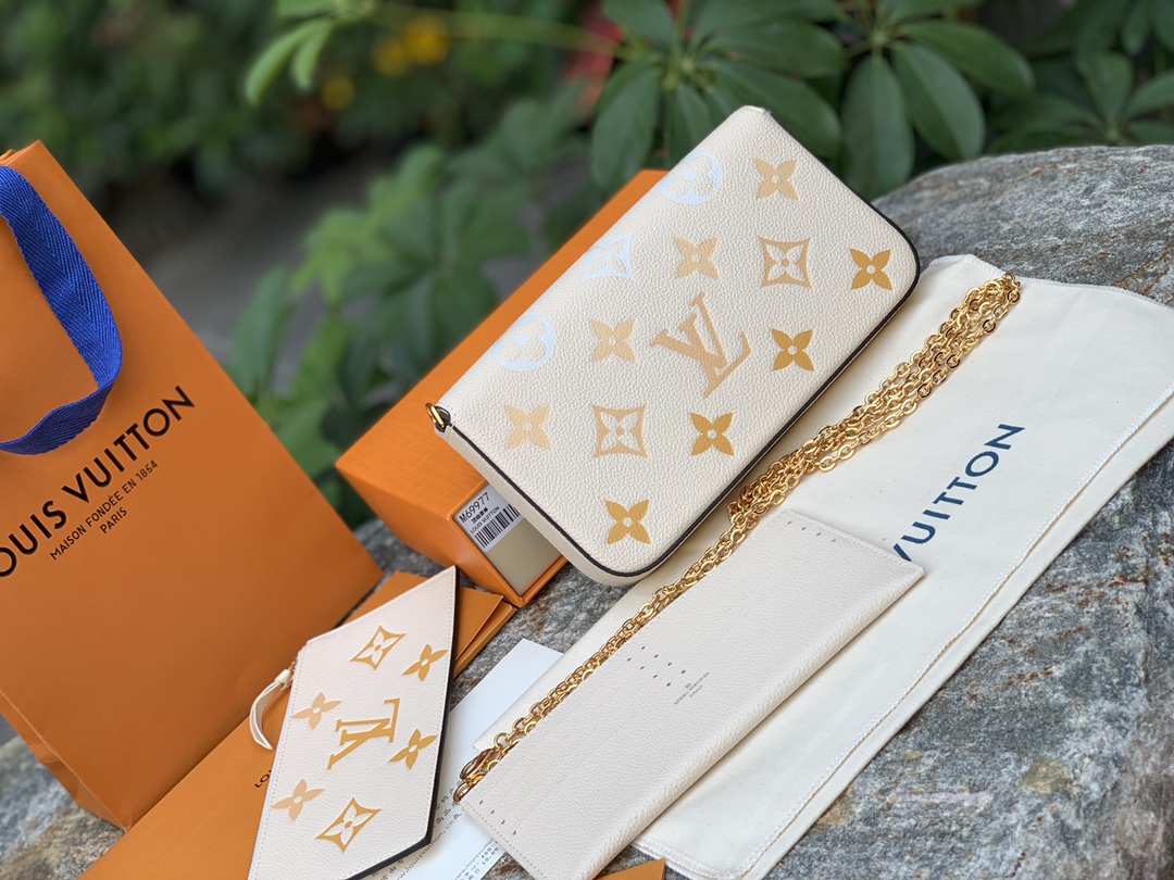 🌼 m80498米色尺寸21 x 12 x 3 CM原厂渠道，纯正血统！手机自然光拍摄，进口压纹软粒面牛