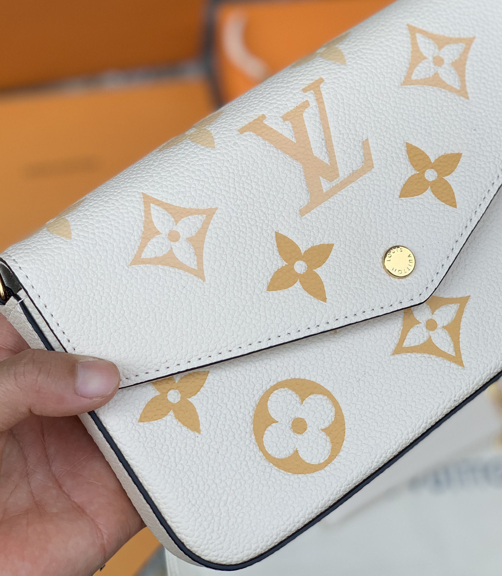 🌼 m80498米色尺寸21 x 12 x 3 CM原厂渠道，纯正血统！手机自然光拍摄，进口压纹软粒面牛