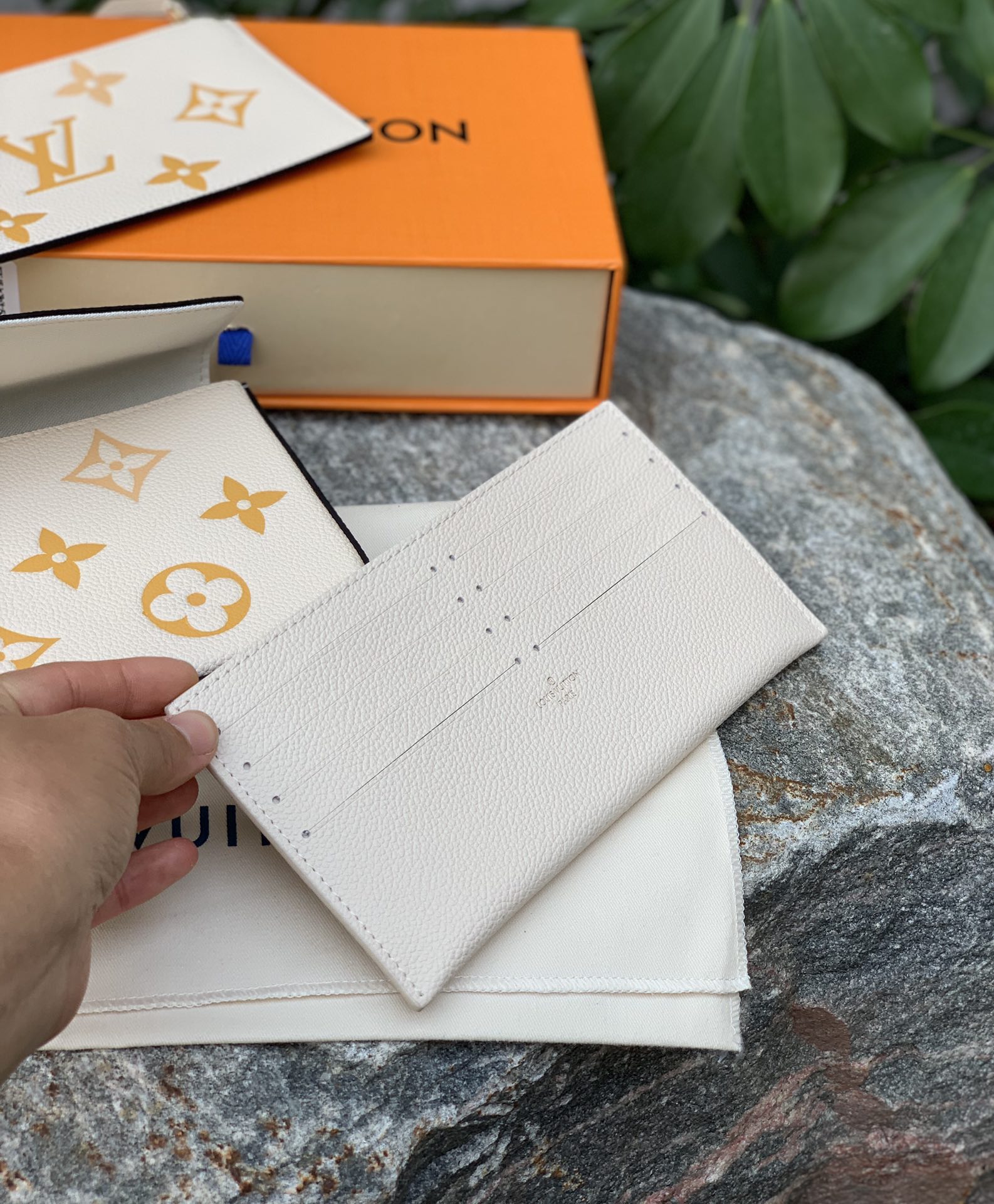 🌼 m80498米色尺寸21 x 12 x 3 CM原厂渠道，纯正血统！手机自然光拍摄，进口压纹软粒面牛