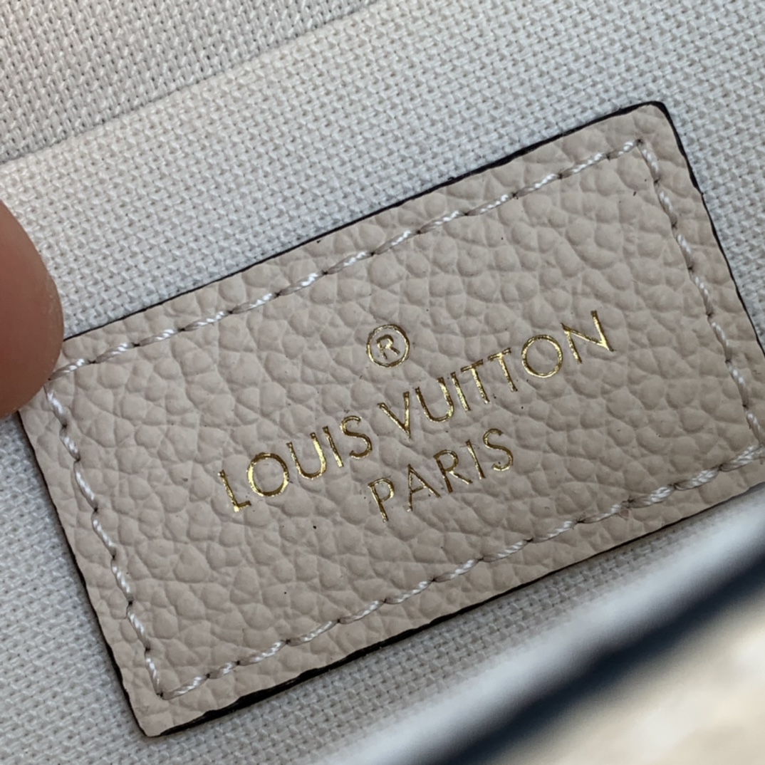 🌼 m80498米色尺寸21 x 12 x 3 CM原厂渠道，纯正血统！手机自然光拍摄，进口压纹软粒面牛