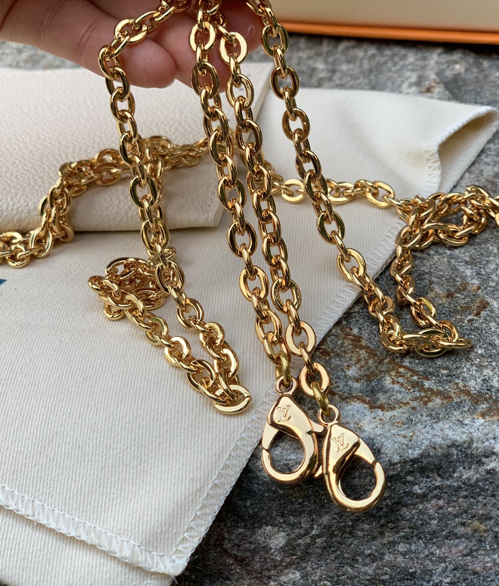 🌼 m80498米色尺寸21 x 12 x 3 CM原厂渠道，纯正血统！手机自然光拍摄，进口压纹软粒面牛