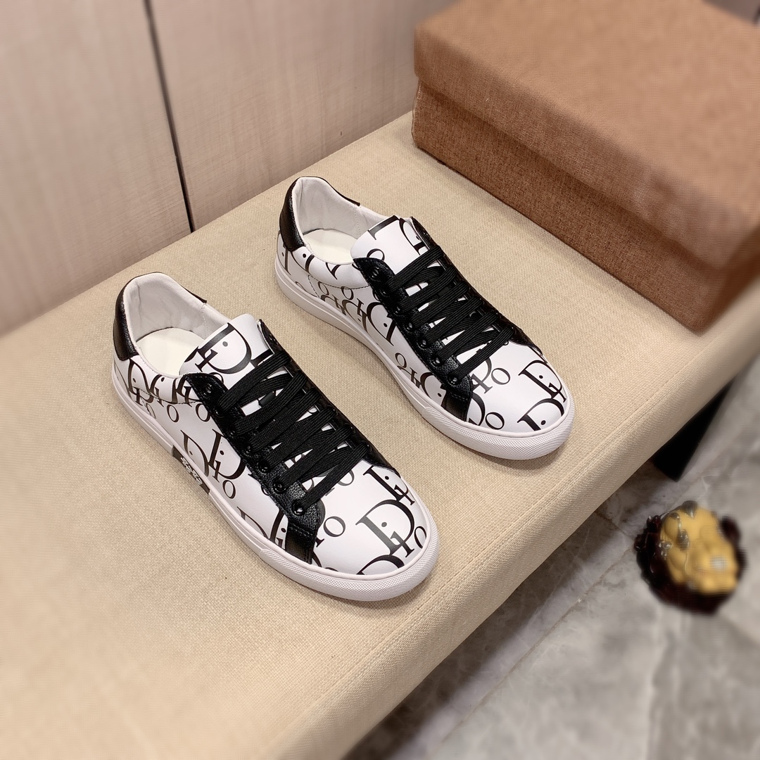 I0     迪奥* 最新•爆款休闲鞋，顶端品牌 奢侈～代购，顶级～质量。专柜同卖产品[强]鞋面選用进口透气牛皮材质➕透气猪皮内里•精细做工。原版个性时尚柔软橡膠耐磨防滑大底，上脚轻巧舒适，实物拍摄🎬實物更好看，103广州码: 38-44。长期有货。2️⃣色