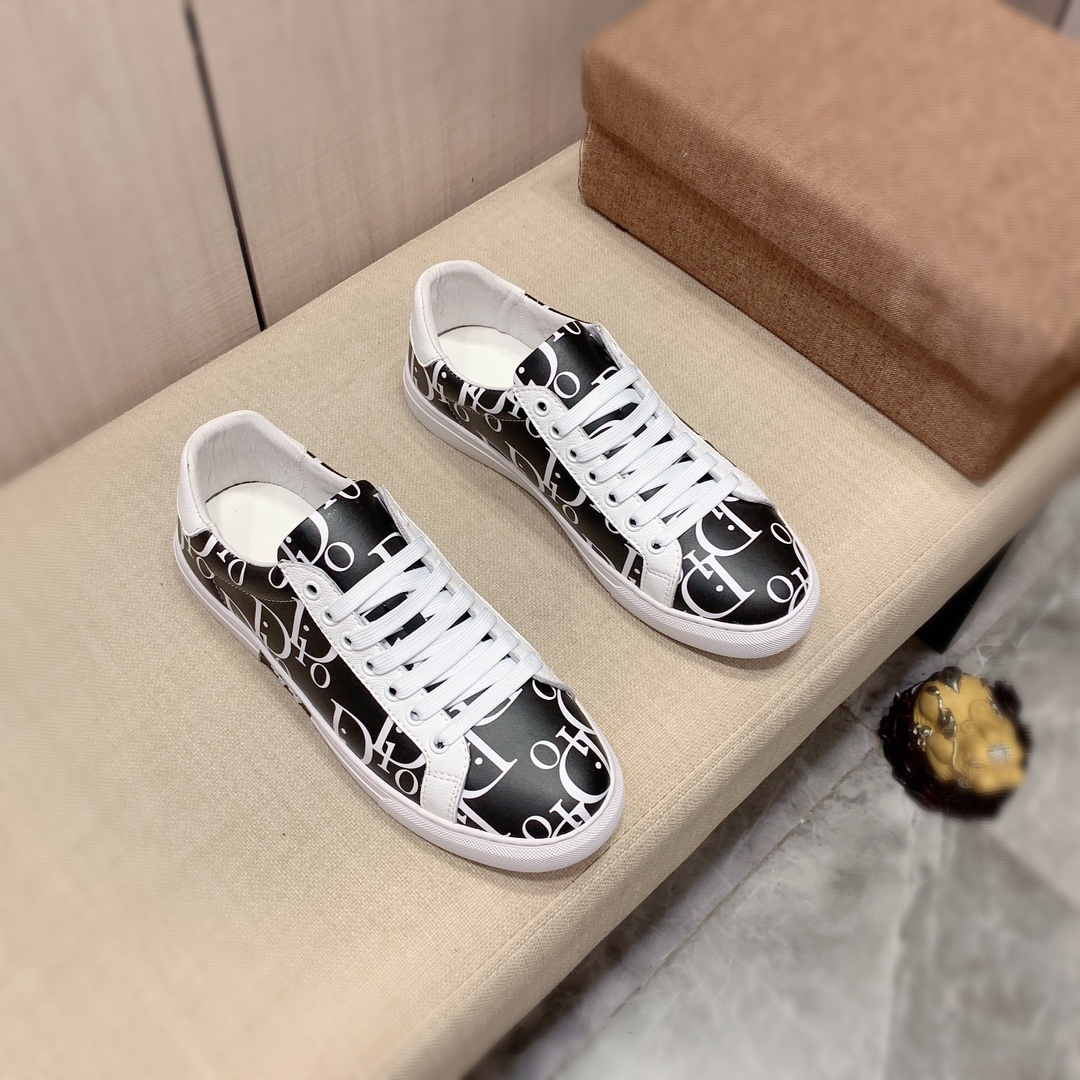 I0     迪奥* 最新•爆款休闲鞋，顶端品牌 奢侈～代购，顶级～质量。专柜同卖产品[强]鞋面選用进口透气牛皮材质➕透气猪皮内里•精细做工。原版个性时尚柔软橡膠耐磨防滑大底，上脚轻巧舒适，实物拍摄🎬實物更好看，103广州码: 38-44。长期有货。2️⃣色