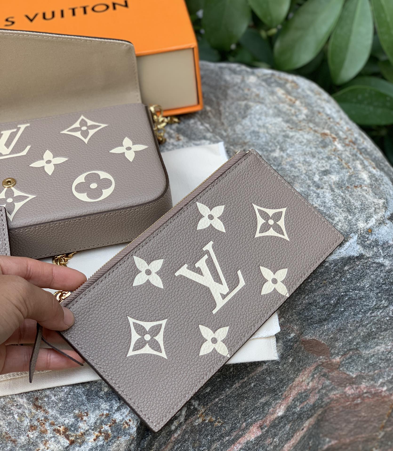 🌼 m69977灰色尺寸21 x 12 x 3 CM香港官网14 100在售！第一眼直接被它的颜值吸引了