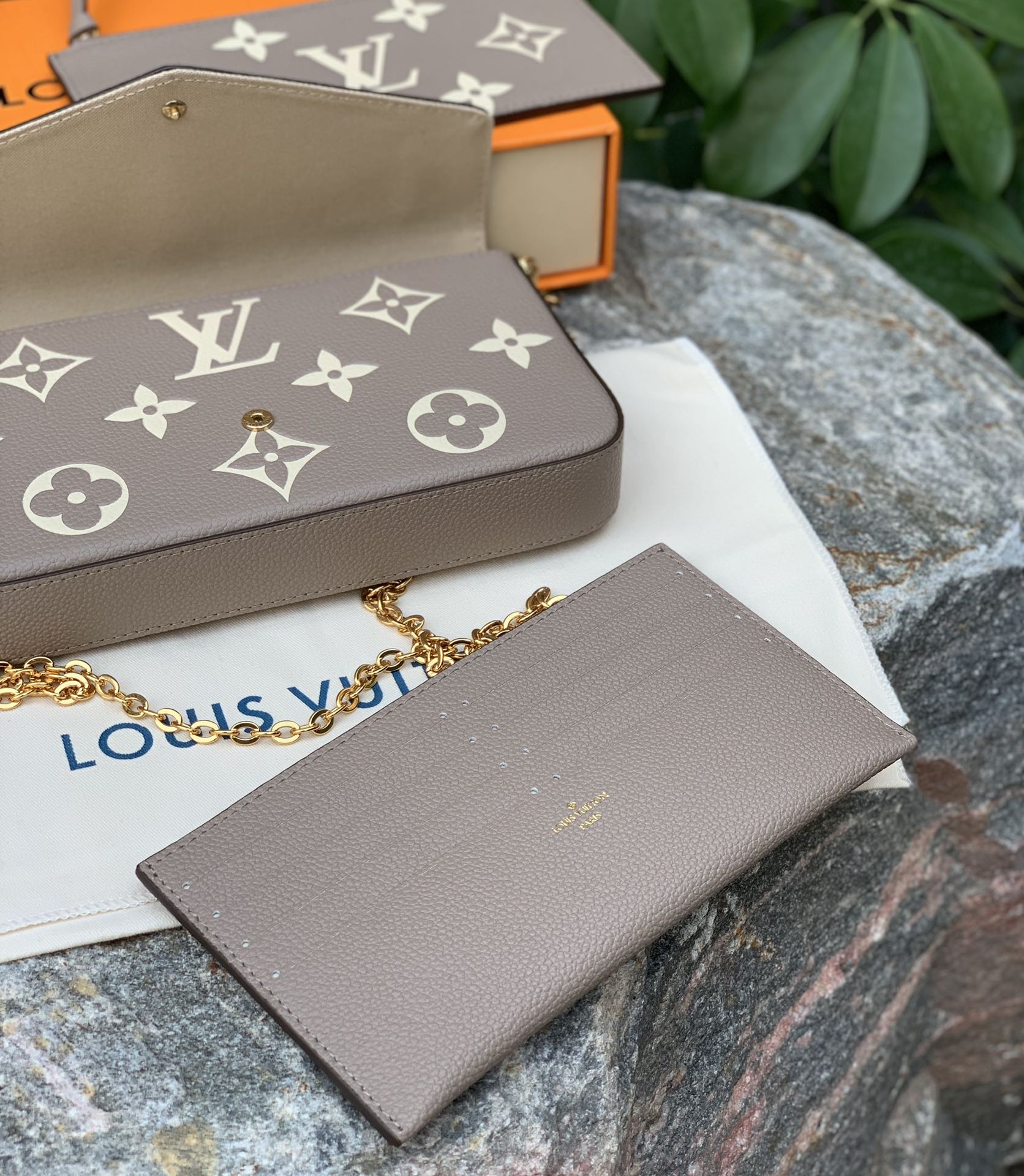 🌼 m69977灰色尺寸21 x 12 x 3 CM香港官网14 100在售！第一眼直接被它的颜值吸引了