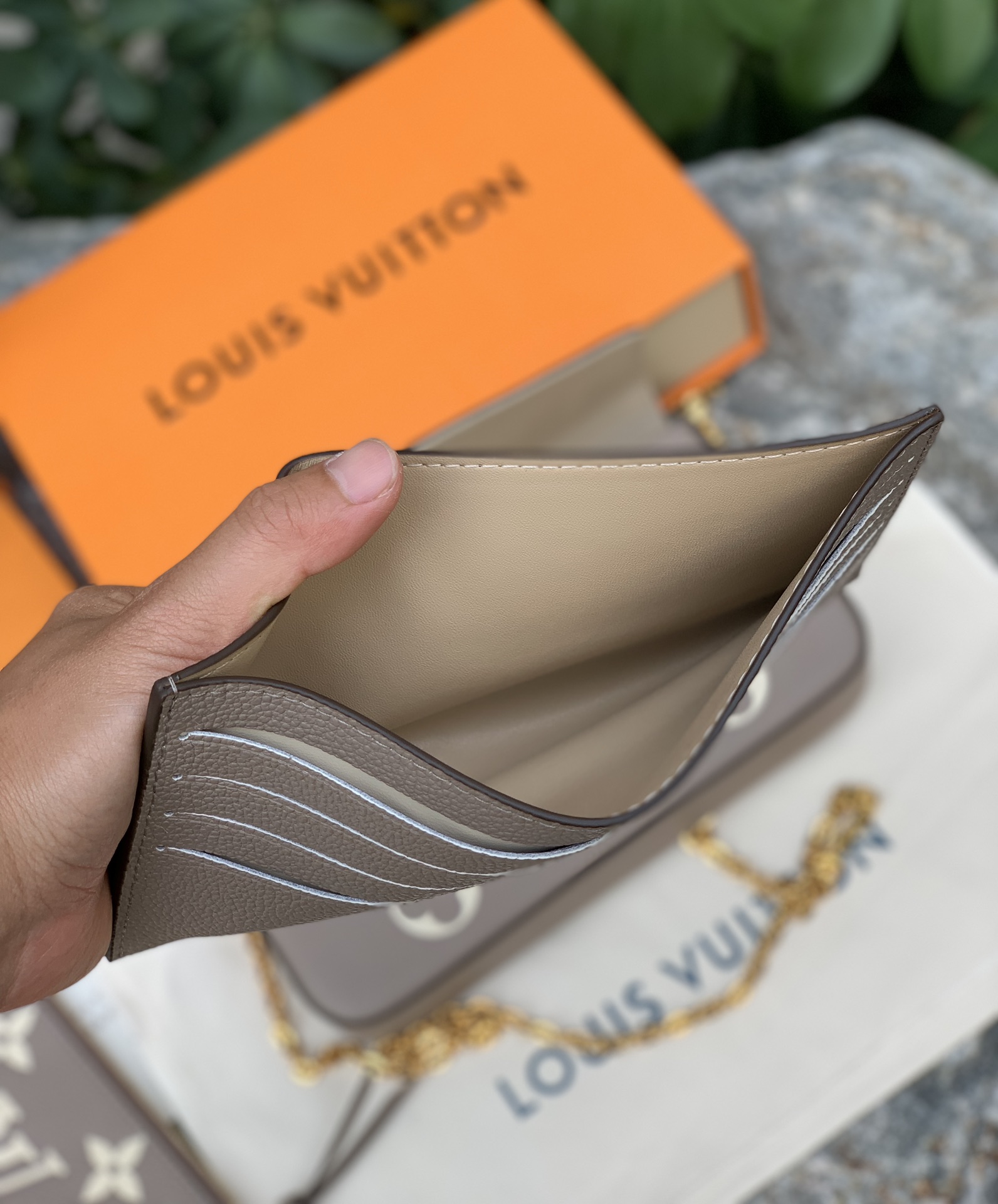 🌼 m69977灰色尺寸21 x 12 x 3 CM香港官网14 100在售！第一眼直接被它的颜值吸引了