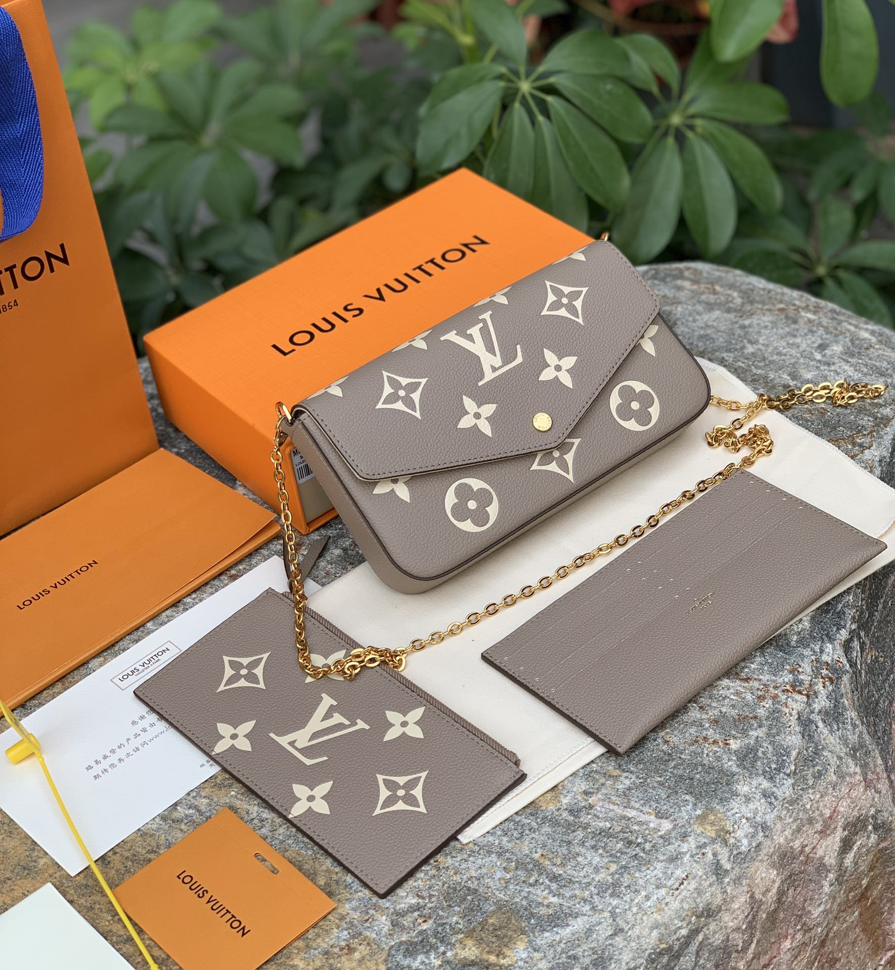 🌼 m69977灰色尺寸21 x 12 x 3 CM香港官网14 100在售！第一眼直接被它的颜值吸引了