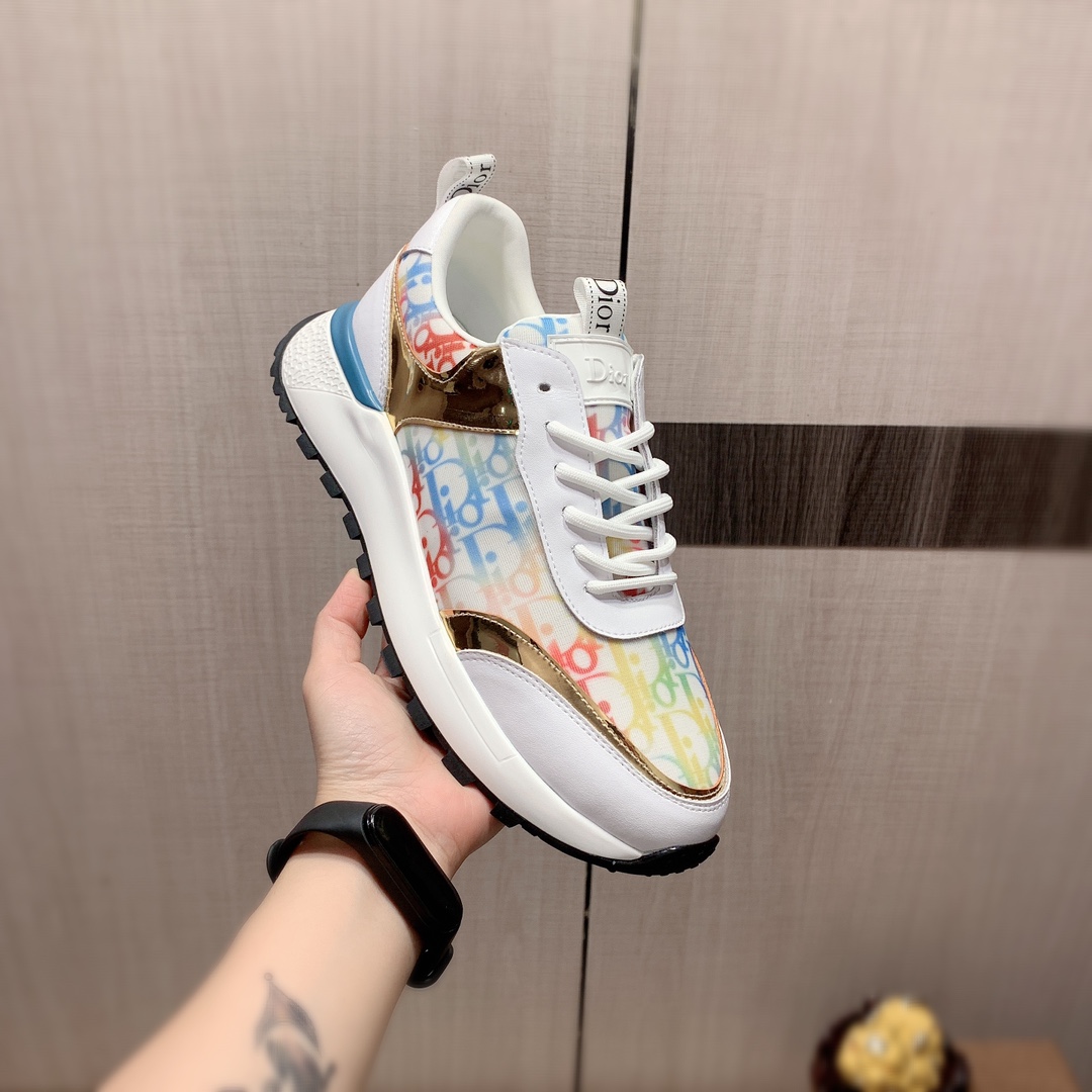 I5     迪奥* 最新•爆款休闲鞋，顶端品牌 奢侈～代购，顶级～质量。专柜同卖产品[强]鞋面選用进口透气牛皮搭配材质➕透气羊皮内里•精细做工。原版个性时尚柔软橡膠耐磨防滑大底，上脚轻巧舒适，实物拍摄🎬實物更好看，004广州码: 38-44。3️⃣色