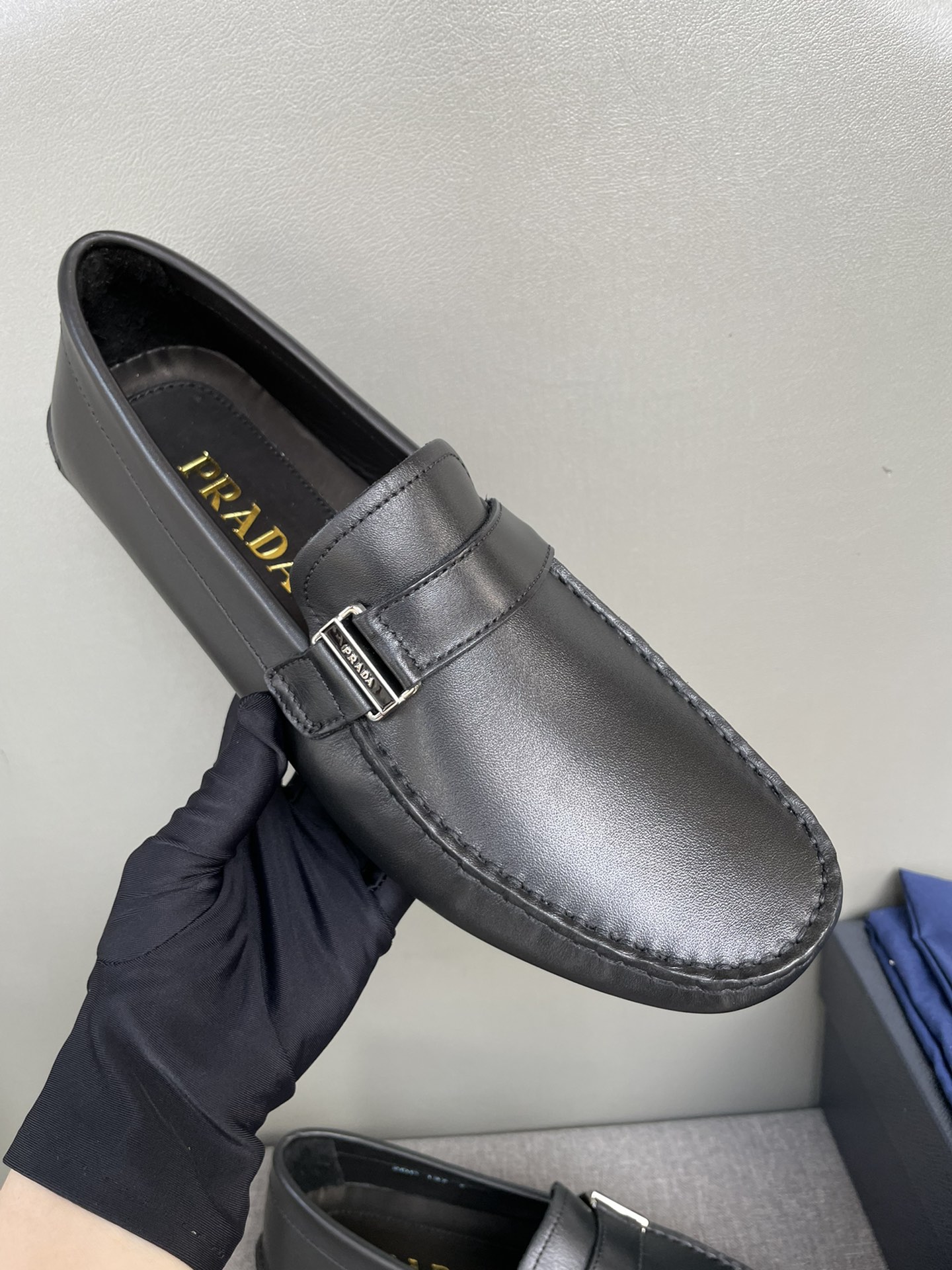 NO:354347,Buy genuine purchasing level, counter synchronized prada classic men's shoes, pure handmade driving footwear, lazy shoes, impeccable workmanship details, imported calfskin imported water dyed cowhide inner black calfskin 39-44 spot (38,45 customized),, prada, cowhide19860909批正品代购级别 专柜同步 prada经典款豆豆男鞋 纯手工开车套脚鞋 懒人鞋 做工细节无可挑剔 鞋面进口开小牛皮 进口水染牛皮内里 黑色小牛皮39-44现货（38,45定做）,,prada,cowhide,Men's shoes