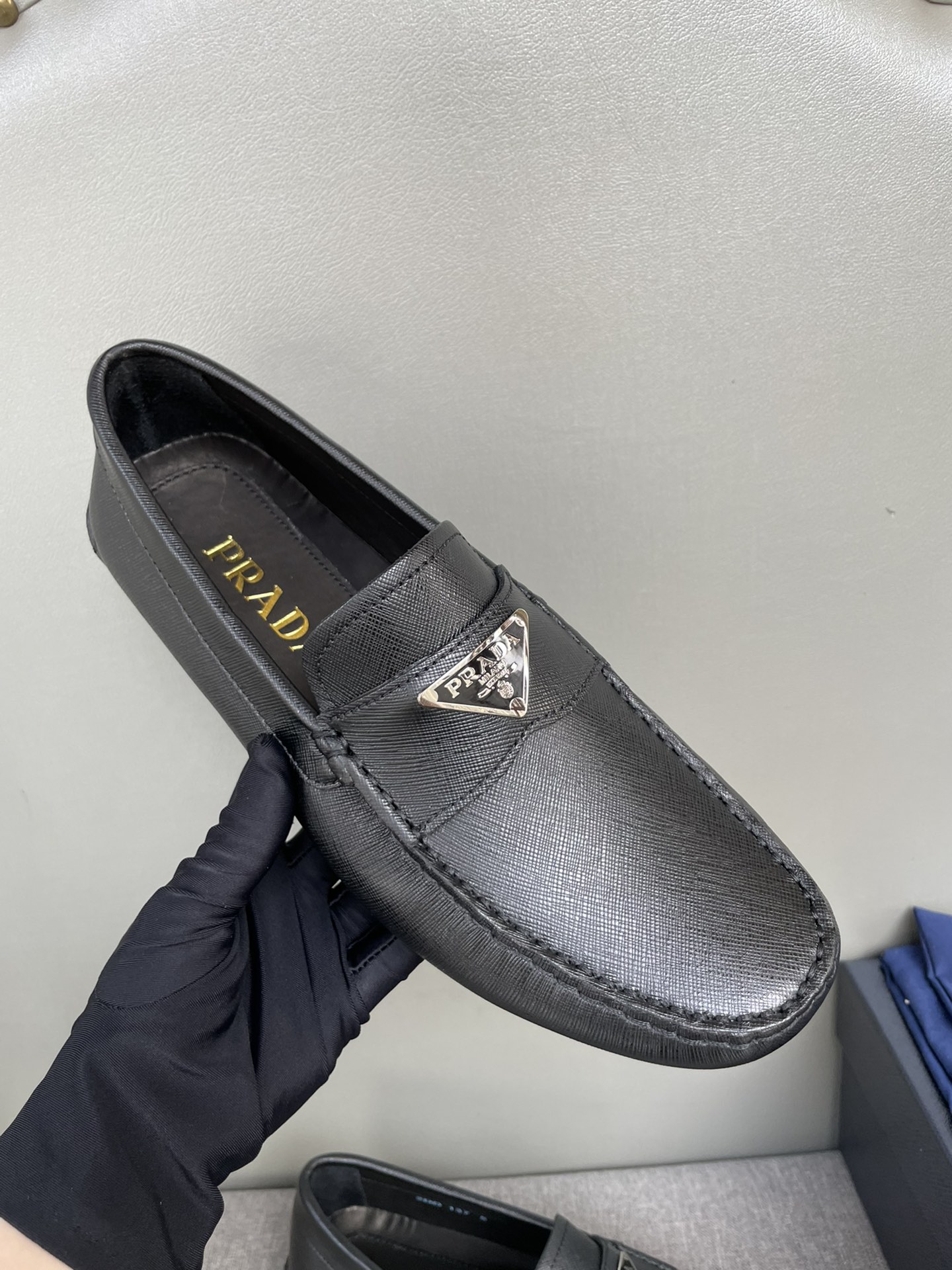 NO:354364,Buy genuine purchasing level, counter synchronized prada classic men's shoes, pure handmade driving footwear, lazy shoes, impeccable workmanship details, imported calfskin imported water dyed cowhide inner black cross pattern calfskin 39-44 spot (38,45 customized),, prada, cowhide19860909批正品代购级别 专柜同步 prada经典款豆豆男鞋 纯手工开车套脚鞋 懒人鞋 做工细节无可挑剔 鞋面进口开小牛皮 进口水染牛皮内里 黑色十字纹小牛皮39-44现货（38,45定做）,,prada,cowhide,Men's shoes