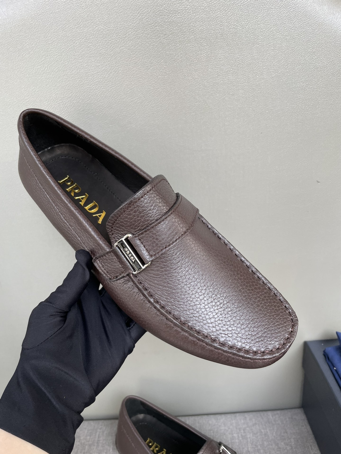 NO:354383,Buy genuine purchasing level, counter synchronized prada classic men's shoes, pure handmade driving footwear, lazy shoes, impeccable workmanship details, imported calfskin imported water dyed cowhide inner, brown lyre-patterned cowhide 39-44 spot (38,45 customized),, prada, cowhide19860909批正品代购级别 专柜同步 prada经典款豆豆男鞋 纯手工开车套脚鞋 懒人鞋 做工细节无可挑剔 鞋面进口开小牛皮 进口水染牛皮内里 咖啡色荔纹牛皮39-44现货（38,45定做）,,prada,cowhide,Men's shoes