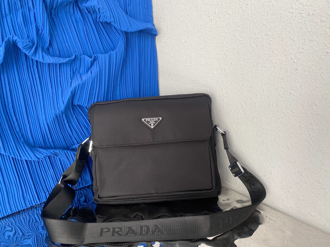 J0  普拉达 Prada  男士翻盖邮差包 帆布斜挎包 单肩包 采用精湛镶嵌细工，经典百搭 实物拍摄 原厂原版面料 高端品质 配送小票防尘袋 28 x 22 cm。