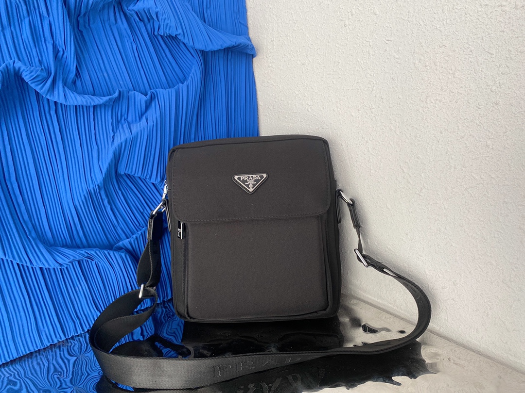 J0  普拉达 Prada  男士翻盖邮差包 帆布斜挎包 单肩包 采用精湛镶嵌细工，经典百搭 实物拍摄 原厂原版面料 高端品质 配送小票防尘袋 25 x 23 cm。