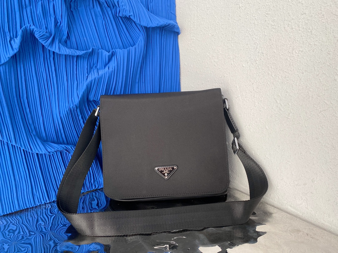 J0  普拉达 Prada  男士翻盖邮差包 帆布斜挎包 单肩包 采用精湛镶嵌细工，经典百搭 实物拍摄 原厂原版面料 高端品质 配送小票防尘袋 25 x 22 cm。