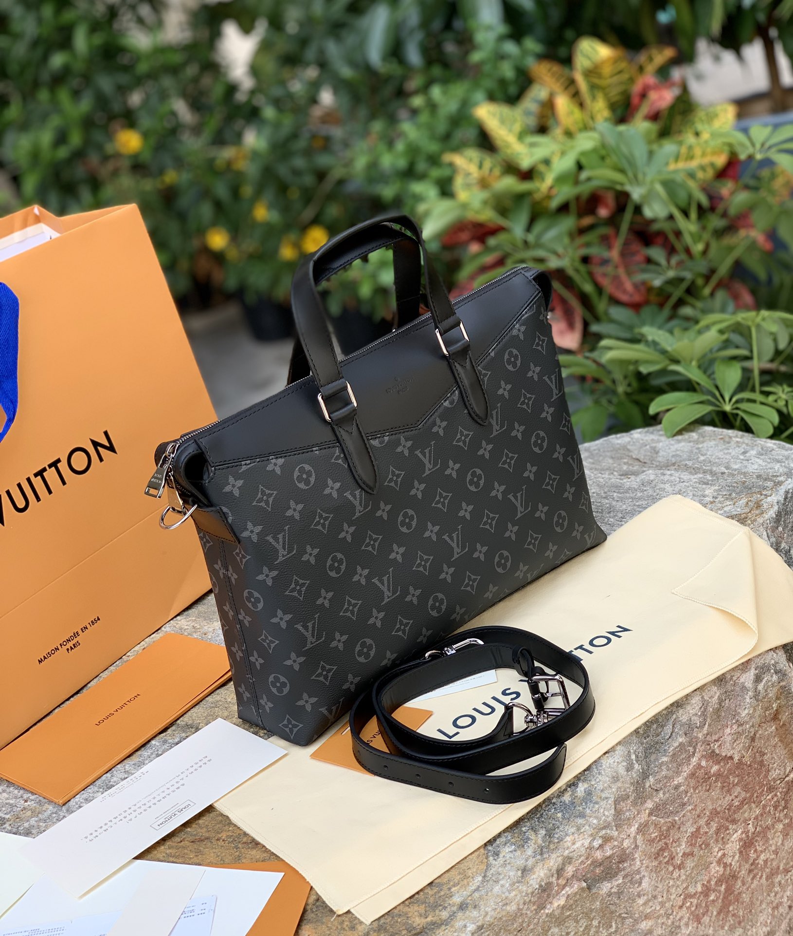 🌼 m40566尺寸39 x 28 x 11 CM百分百原厂渠道货！每日的忙碌通勤或者奔波于各个城市之间