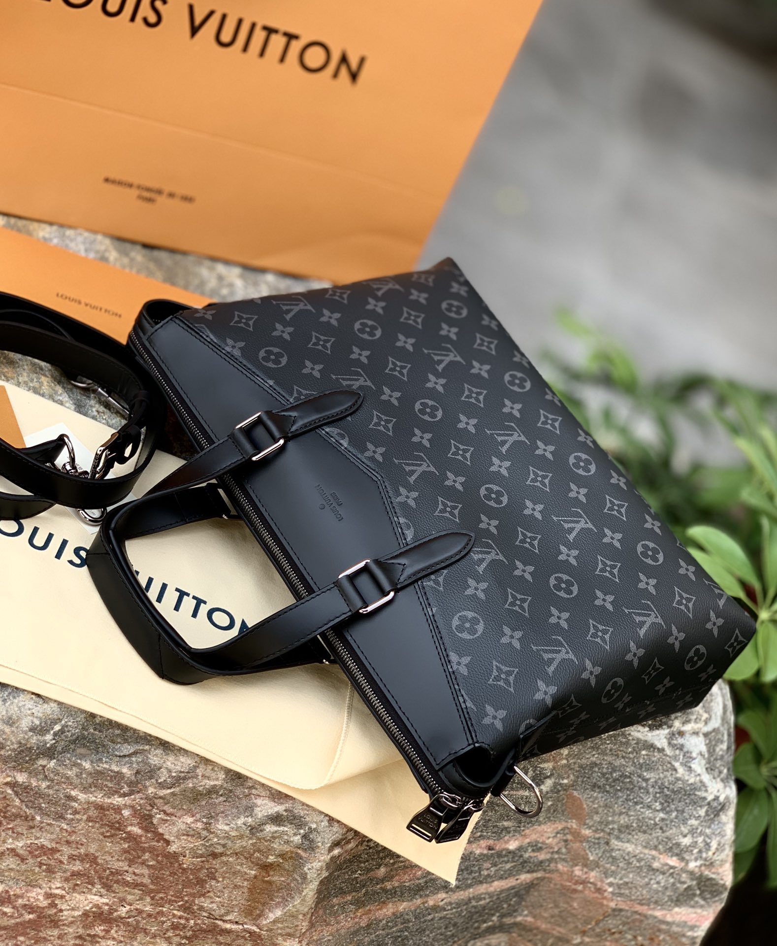 🌼 m40566尺寸39 x 28 x 11 CM百分百原厂渠道货！每日的忙碌通勤或者奔波于各个城市之间