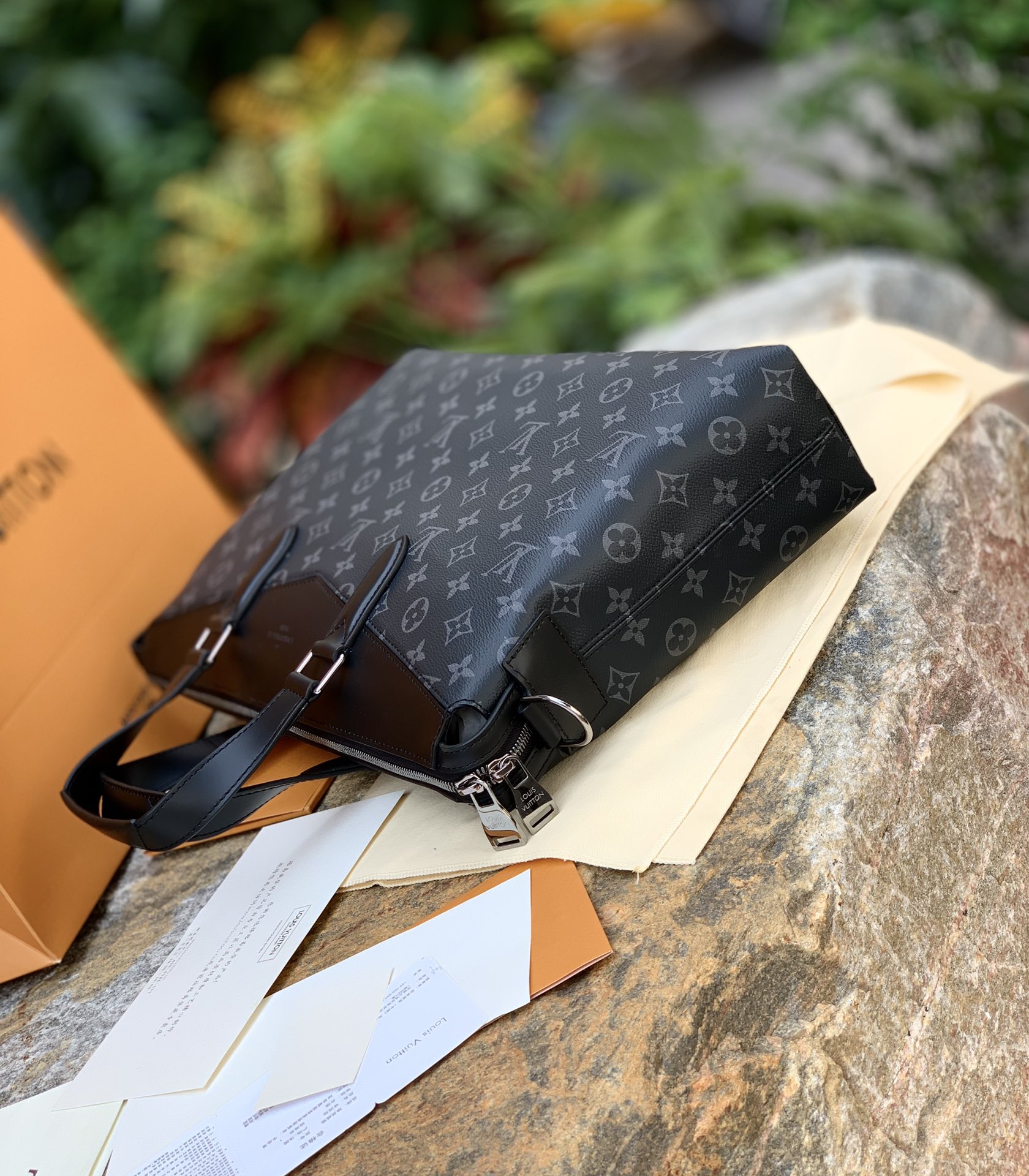 🌼 m40566尺寸39 x 28 x 11 CM百分百原厂渠道货！每日的忙碌通勤或者奔波于各个城市之间