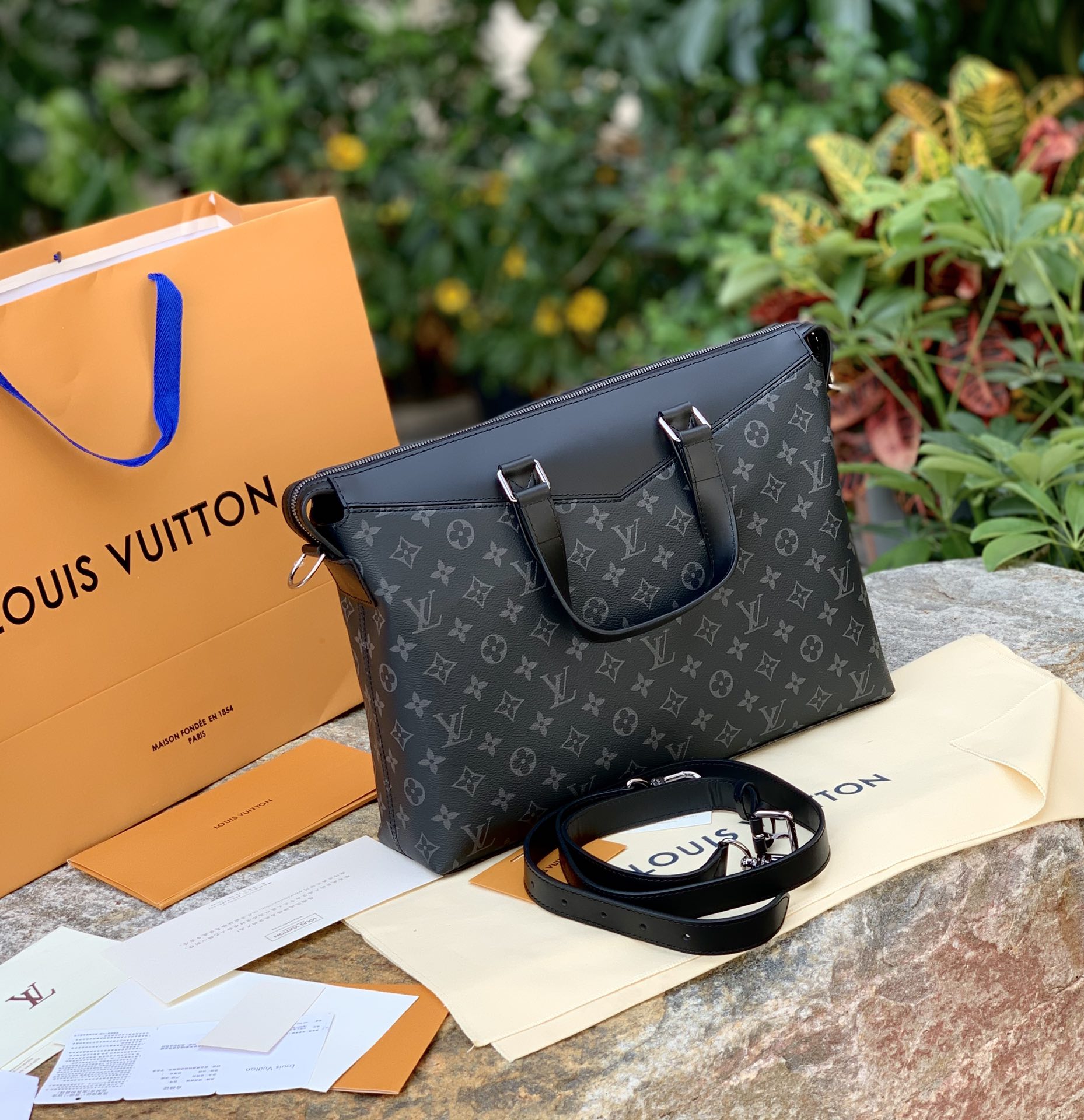 🌼 m40566尺寸39 x 28 x 11 CM百分百原厂渠道货！每日的忙碌通勤或者奔波于各个城市之间