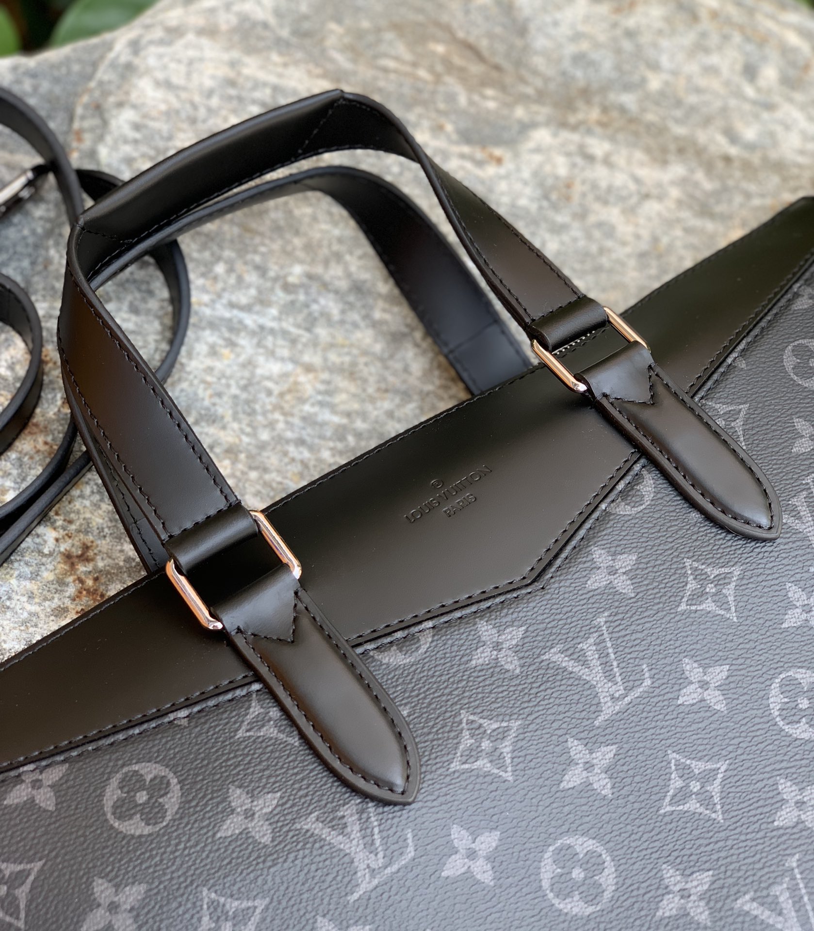 🌼 m40566尺寸39 x 28 x 11 CM百分百原厂渠道货！每日的忙碌通勤或者奔波于各个城市之间