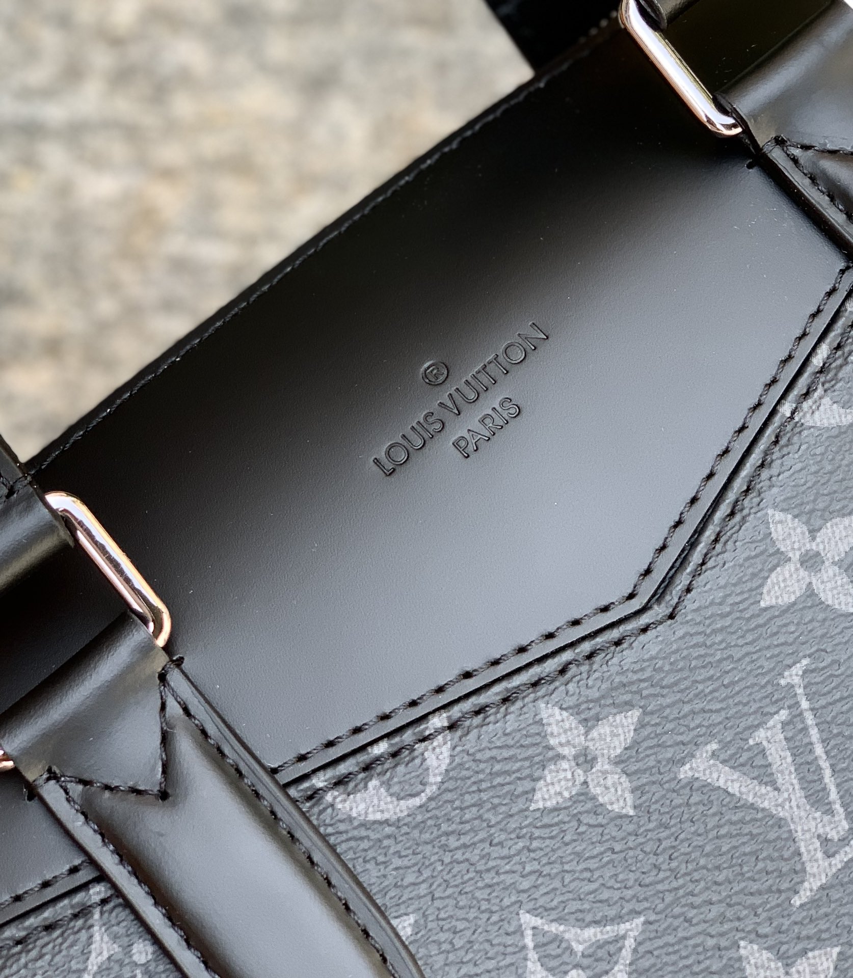 🌼 m40566尺寸39 x 28 x 11 CM百分百原厂渠道货！每日的忙碌通勤或者奔波于各个城市之间