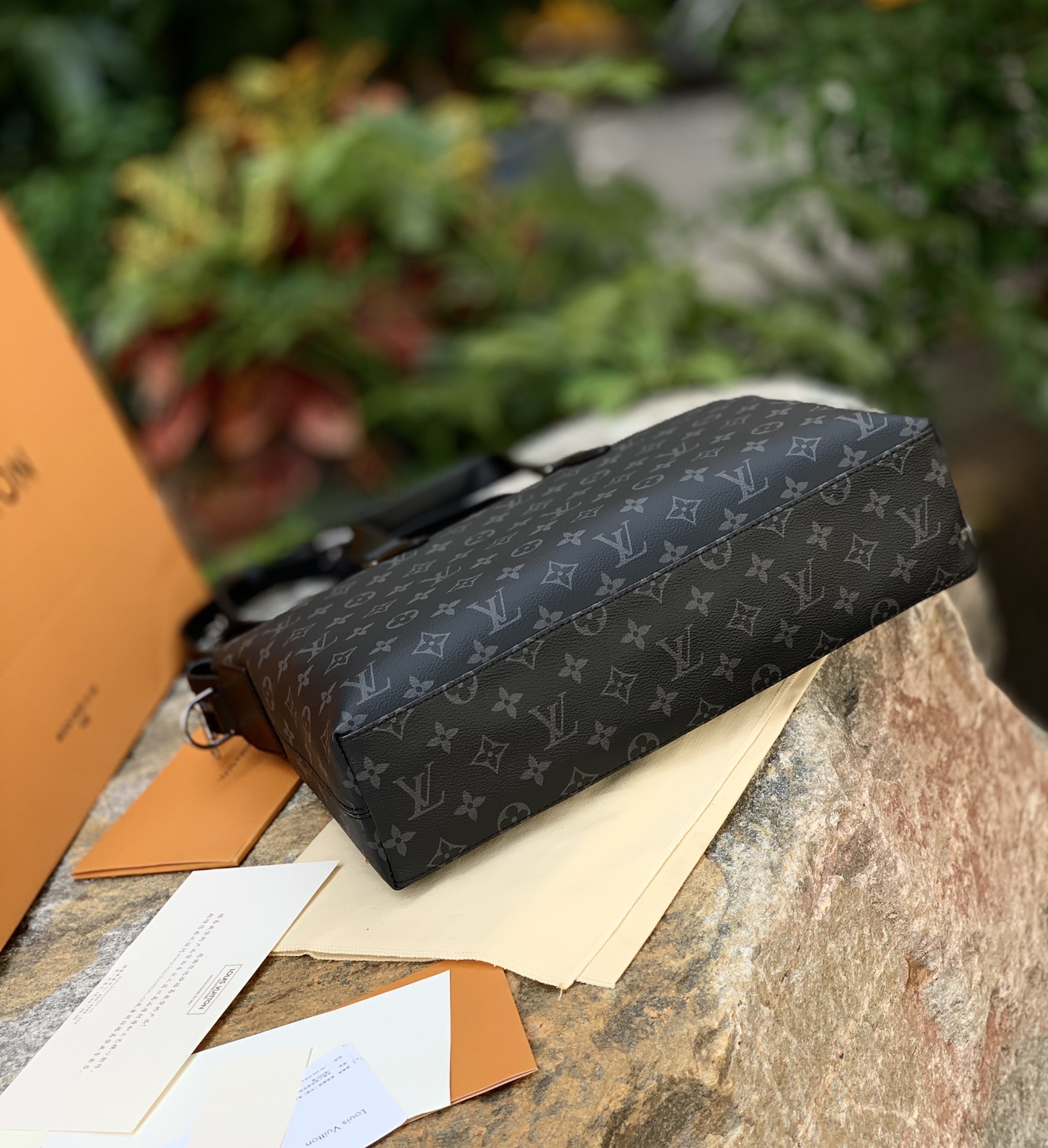 🌼 m40566尺寸39 x 28 x 11 CM百分百原厂渠道货！每日的忙碌通勤或者奔波于各个城市之间