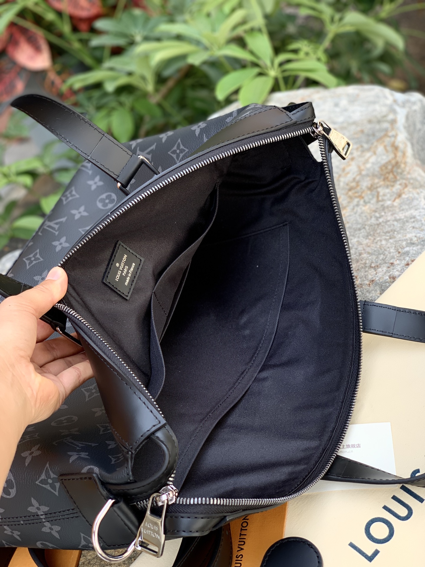 🌼 m40566尺寸39 x 28 x 11 CM百分百原厂渠道货！每日的忙碌通勤或者奔波于各个城市之间