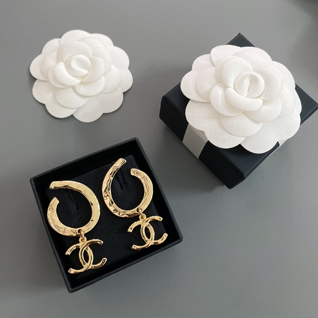高品质 细节如图 【香金钩吊c耳钉】Z 4500,这款绝对的宝藏款!散发着vintage的味道!极具