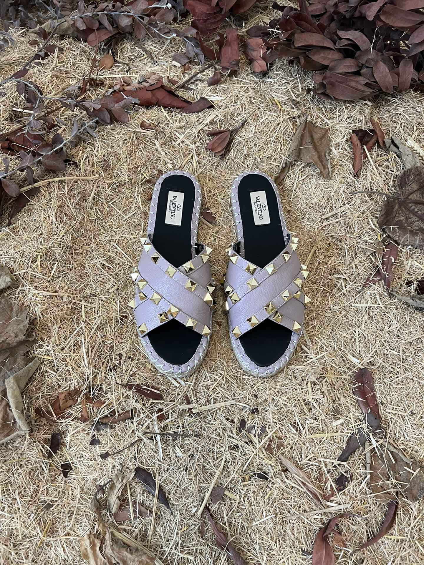 NO:221436,Valentino Garavani lychee cowhide fisherman's shoes sandals - metal effect processed rivet decoration - straw woven shoes with hemp sole - open toe sandals - flat sandals - made in Italy -35-41, fisherman's shoes, valentino, sandals, espadrilles, espadrilles, cowhide19860909Valentino Garavani 荔枝牛皮渔夫鞋凉鞋 - 金属效果工艺处理铆钉装饰 - 草编鞋麻底 - 露趾凉鞋 - 平底凉鞋 - 意大利制造 -35-41,渔夫鞋,valentino,sandals,espadrilles,espadrilles,cowhide,Women's Shoes