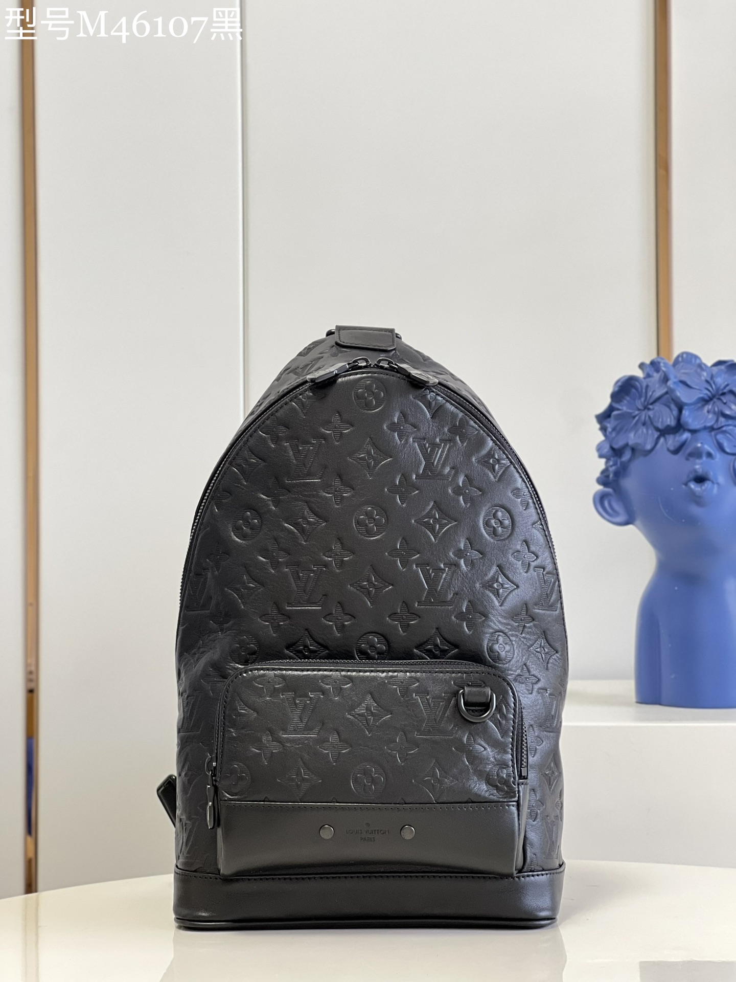 NO:398715,【Exclusive real photo M46107 black】Racer shoulder bag reveals the elegant atmosphere of Monogram Shadow leather. Soft and wear-resistant cowhide leather implicitly imprinted Louis Vuitton classic Monogram pattern, compact configuration can accommodate daily travel needs. Detailed features 24 x 42 x 12 cm (length x height x width) Z.800,LV【original leather】,louis vuitton,louis vuitton,shoulder bags,cowhide19860909【独家实拍M46107黑】Racer 单肩包流露 Monogram Shadow 皮革的儒雅气息.柔软耐磨的牛皮革含蓄压印路易威登经典 Monogram 图案,紧凑构型可容纳日常出行所需. 详细特征24 x 42 x 12 厘米 (长度 x 高 x 宽)Z.800,LV【原厂皮】,louis vuitton,louis vuitton,shoulder bags,cowhide,Bag