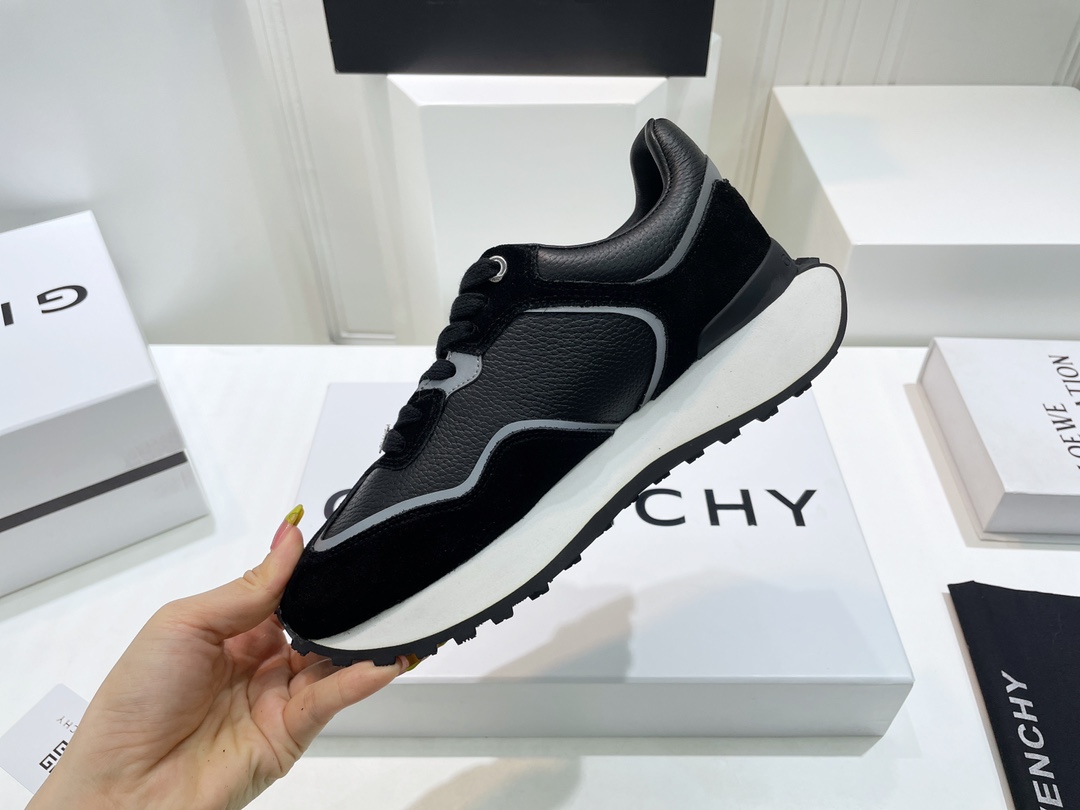 2022 Givenchy Monochrome Sneaker: Lighter Materials, Luxe Details, Comfortable Fit - 图片 7