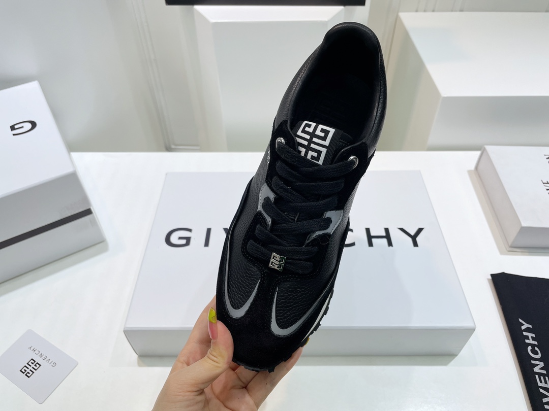 2022 Givenchy Monochrome Sneaker: Lighter Materials, Luxe Details, Comfortable Fit - 图片 6