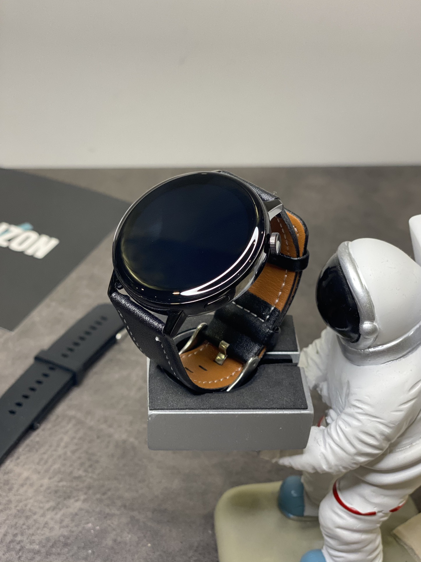 最新出货‼️推手价💰200
华为HUAWEI Watch GT3 女款智能手表
ln独家正确版本 配送两条表带 可自由更换
42mm表盘 搭配米色皮带 上手刚好不会显得太大
新增女性健康功能 提供生理期/备孕等日期提醒
精致女孩的选择 圆形陶瓷表面 佩戴非常nice
升级MK950处理器 系统操作更加流畅!
支持无线充电 IP68防水级别 可佩戴游泳哦
内置300款表盘免费使用 支持自定义表盘图片
支持离线支付 出门不用带手机也可购物支付!
高容量纯钴电池 正常使用2天 待机4-5天!
带抬手亮屏功能 来电晃动接听电话等功能
可打电话 检测心率 血压 心电 体温检测等
该有的功能基本都有 外观同步正品!
退换条件:外观不磨损 屏幕保护膜不撕可退换
三个月有任何质量问题可保修!