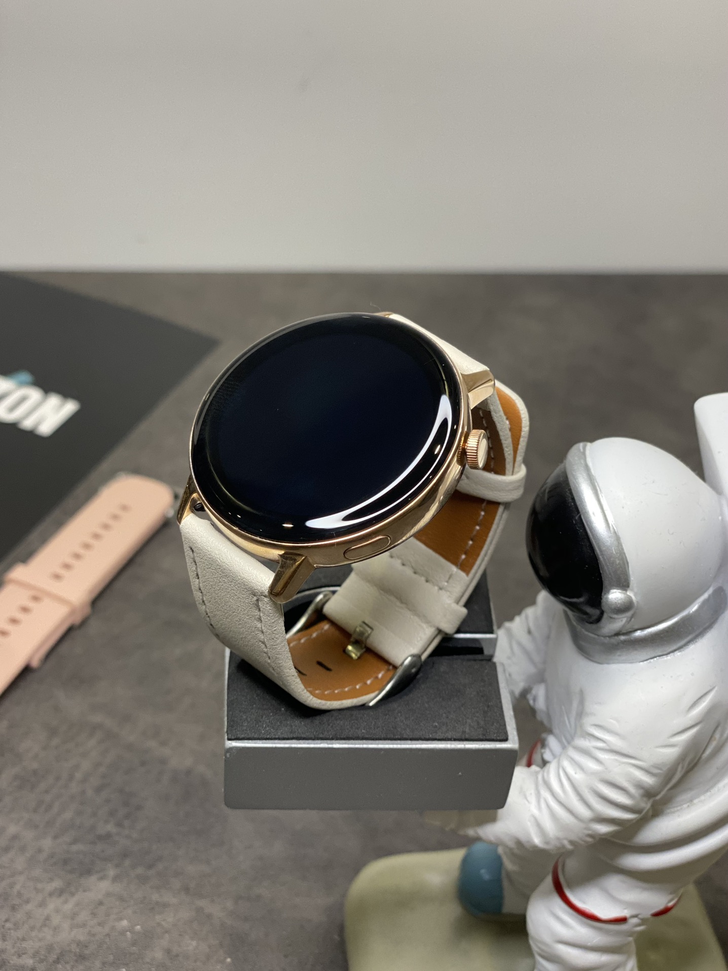 全网首发 推手价💰200
华为HUAWEI Watch GT3 女款智能手表
ln独家正确版本 配送两条表带 可自由更换
42mm表盘 搭配米色皮带 上手刚好不会显得太大
新增女性健康功能 提供生理期/备孕等日期提醒
精致女孩的选择 圆形陶瓷表面 佩戴非常nice
升级MK950处理器 系统操作更加流畅!
支持无线充电 IP68防水级别 可佩戴游泳哦
内置300款表盘免费使用 支持自定义表盘图片
支持离线支付 出门不用带手机也可购物支付!
高容量纯钴电池 正常使用2天 待机4-5天!
带抬手亮屏功能 来电晃动接听电话等功能
可打电话 检测心率 血压 心电 体温检测等
该有的功能基本都有 外观同步正品!
退换条件:外观不磨损 屏幕保护膜不撕可退换
三个月有任何质量问题可保修!