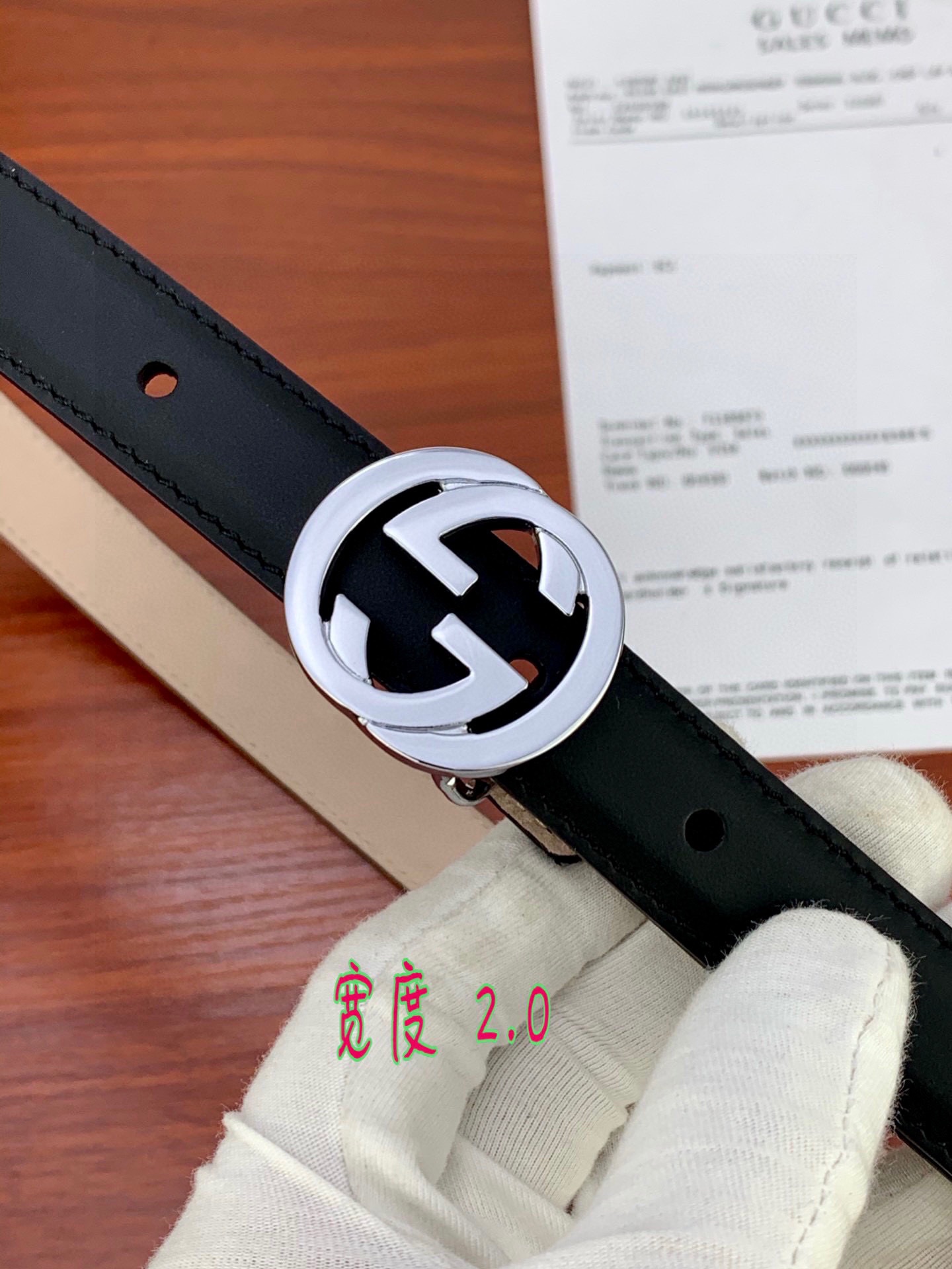 宽度2.0cm G U C C I 此细款腰带用采光头小层牛皮 金/银/枪色双G带扣。