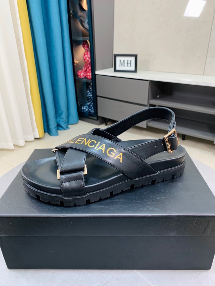 I0  Balenciaga 巴黎世家新品男士凉拖鞋，高端精品，鞋面精致压花logo装饰，精细做工，鞋底超软，休闲宽松舒适型，夏季必入哦\