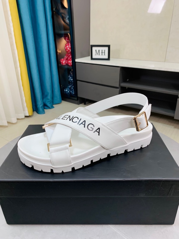 I0  Balenciaga 巴黎世家新品男士凉拖鞋，高端精品，鞋面精致压花logo装饰，精细做工，鞋底超软，休闲宽松舒适型，夏季必入哦\