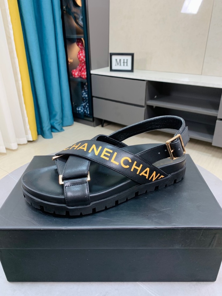 I0  香奈儿 Chanel 新品男士凉拖鞋，高端精品，鞋面精致压花logo装饰，精细做工，鞋底超软，休闲宽松舒适型，夏季必入哦\