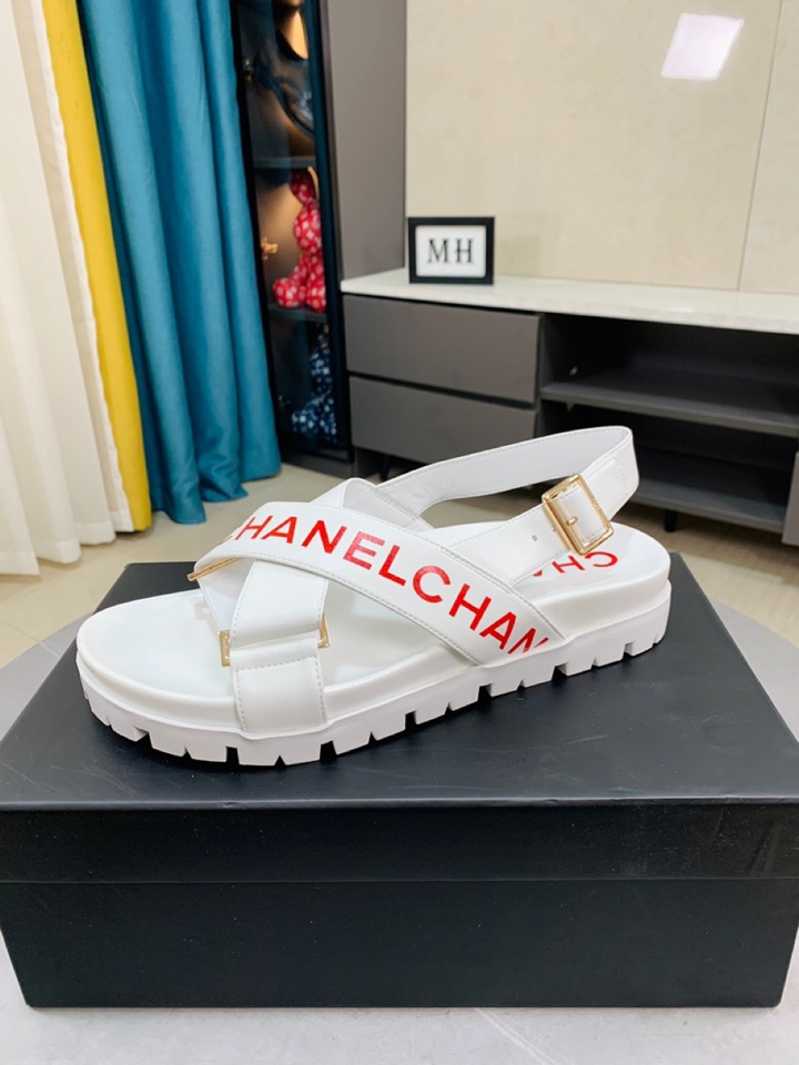 I0  香奈儿 Chanel 新品男士凉拖鞋，高端精品，鞋面精致压花logo装饰，精细做工，鞋底超软，休闲宽松舒适型，夏季必入哦\