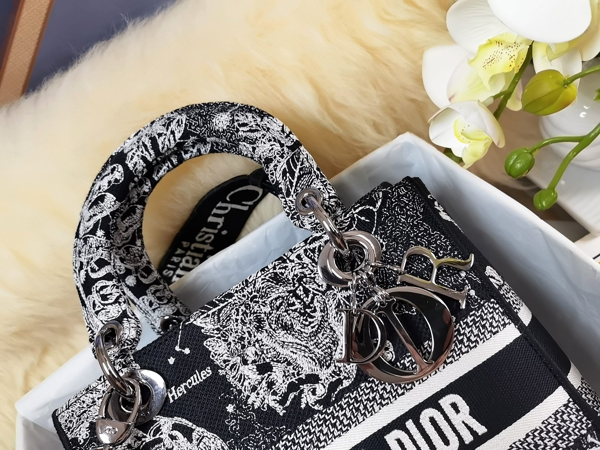 迪奥Dior顶级进口原厂刺绣戴妃包️黑色星座枪扣LadyDi.or️刺绣系列Di.or最新系列汲取大量自