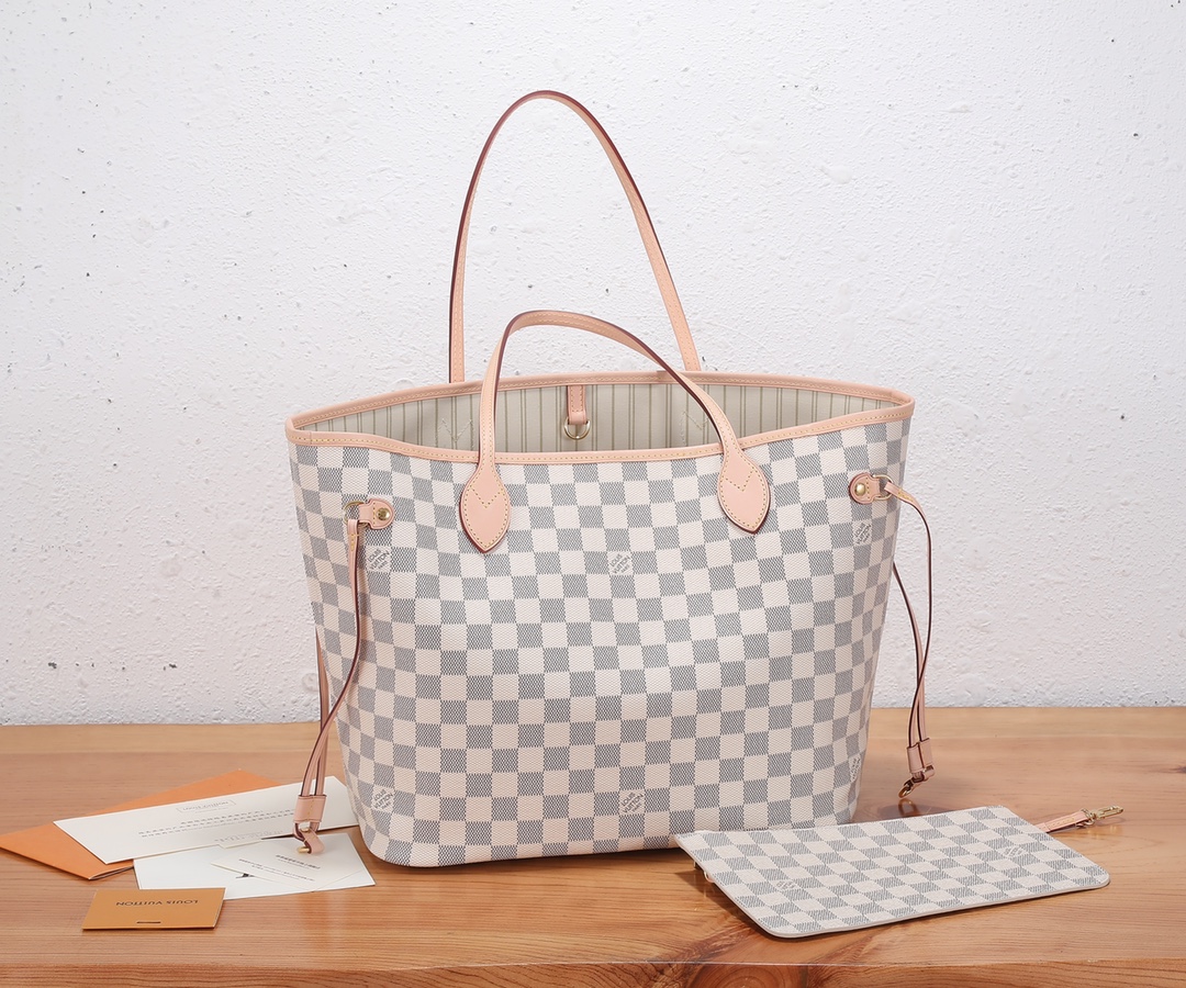 ‼️顶级原单、加强版‼️ NEVERFULL 中号手袋本款 Neverfull 中号手袋结合了经典设计与标志性细节。由 ‼️顶级原单、加强版‼️ NEVERFULL 中号手袋本款 Neverfull 中号手袋结合了经典设计与标志性细节。由