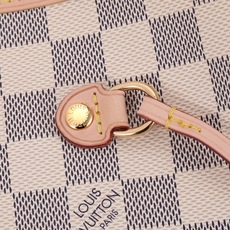‼️顶级原单、加强版‼️ NEVERFULL 中号手袋本款 Neverfull 中号手袋结合了经典设计与标志性细节。由 ‼️顶级原单、加强版‼️ NEVERFULL 中号手袋本款 Neverfull 中号手袋结合了经典设计与标志性细节。由