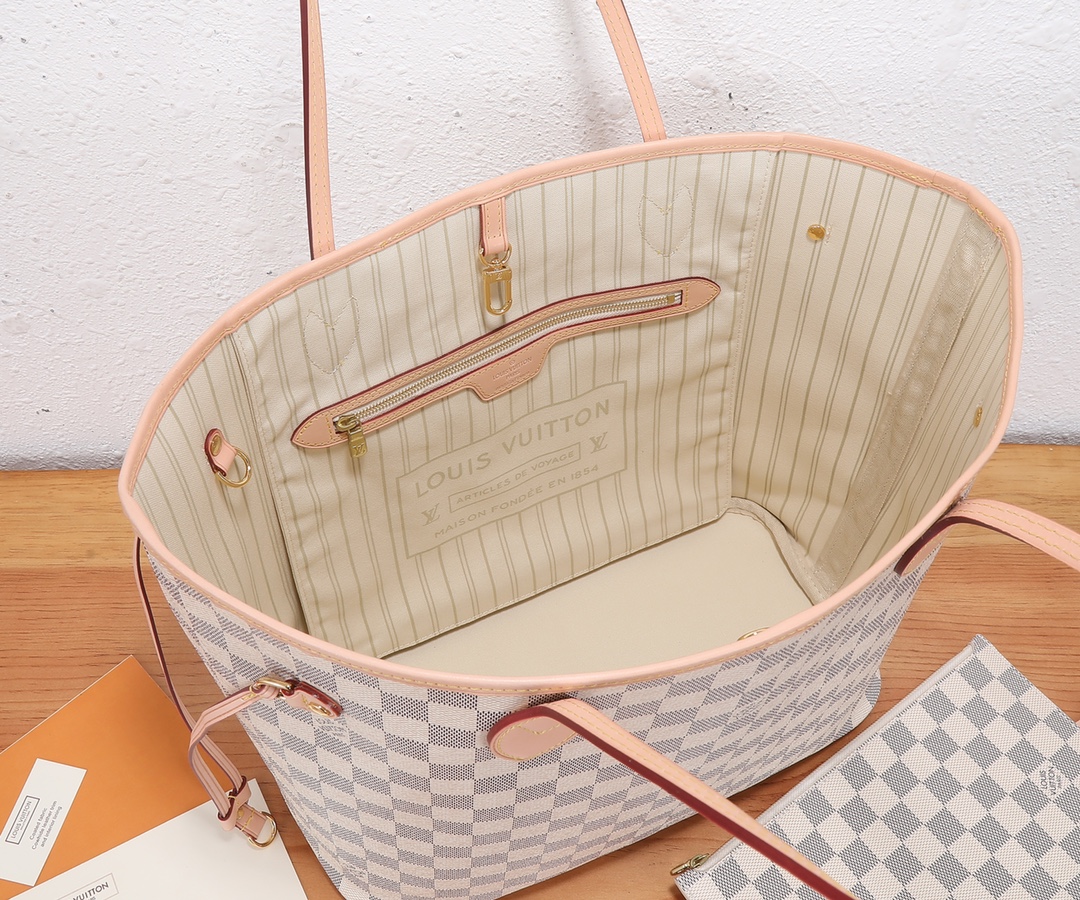 ‼️顶级原单、加强版‼️ NEVERFULL 中号手袋本款 Neverfull 中号手袋结合了经典设计与标志性细节。由 ‼️顶级原单、加强版‼️ NEVERFULL 中号手袋本款 Neverfull 中号手袋结合了经典设计与标志性细节。由