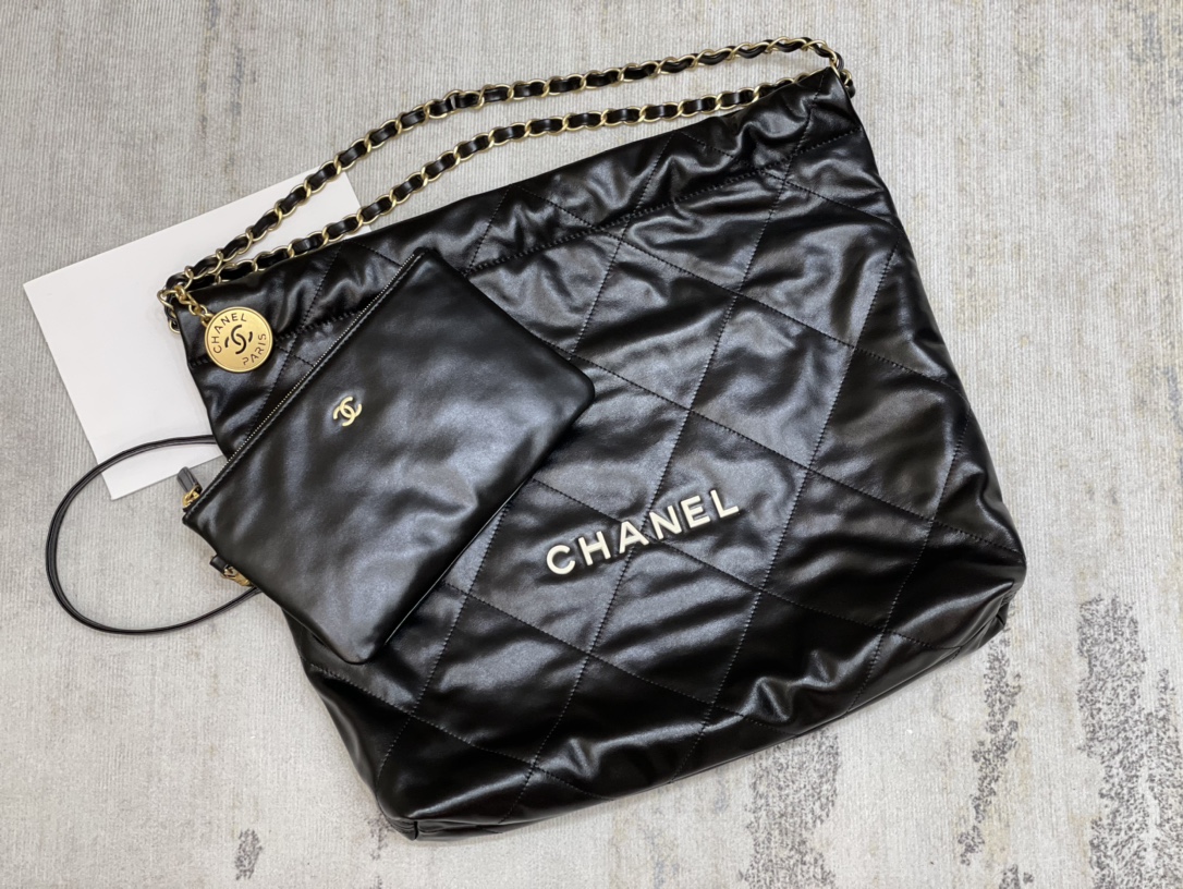 𝗣𝟭𝟭𝟴𝟬❒𝟮𝟮𝗯𝗮𝗴 Bolsa de basura mediana ❒El diseño del bolso continúa con los elementos clásicos de acolchado de …