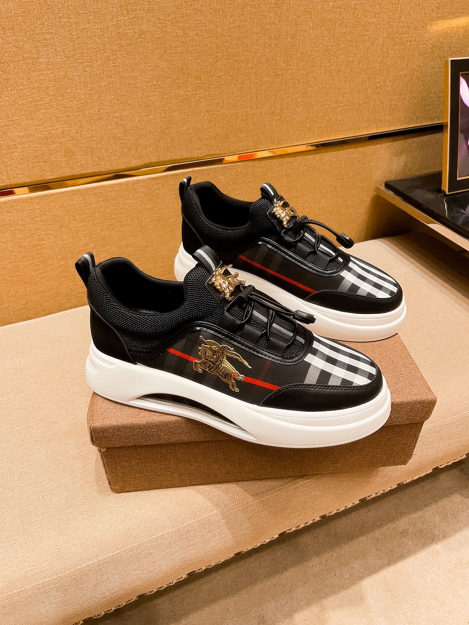 J0   Burberry 巴宝莉  男鞋高端品牌 官网1：1最新力作：鞋面采用意大利进口头层牛皮搭配舒适透气内里➕原版防滑耐磨大底制作 ，让行走更加便捷舒适，惊世之作，与官方的质量相比美的1：1复刻[色]打造时尚个性衬托你的与众不同潮男必备!经典